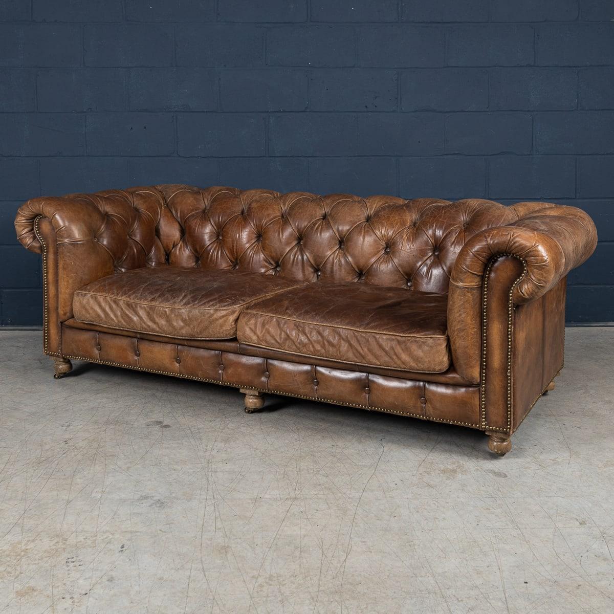 Britannico Divano Chesterfield in pelle marrone inglese del 21° secolo di Halo in vendita
