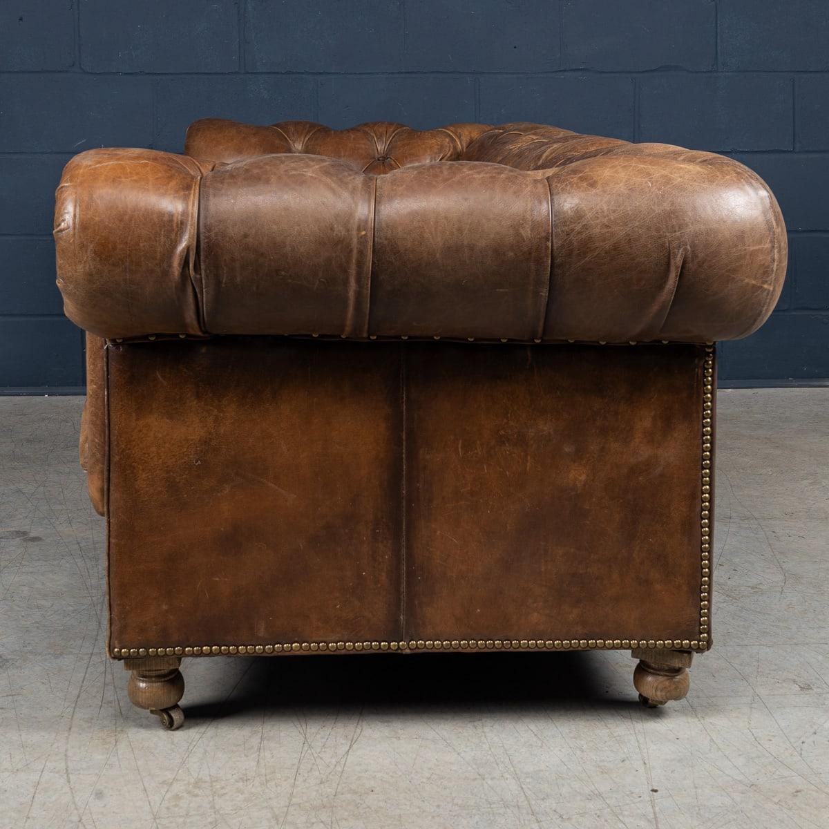 Divano Chesterfield in pelle marrone inglese del 21° secolo di Halo In condizioni buone in vendita a Royal Tunbridge Wells, Kent