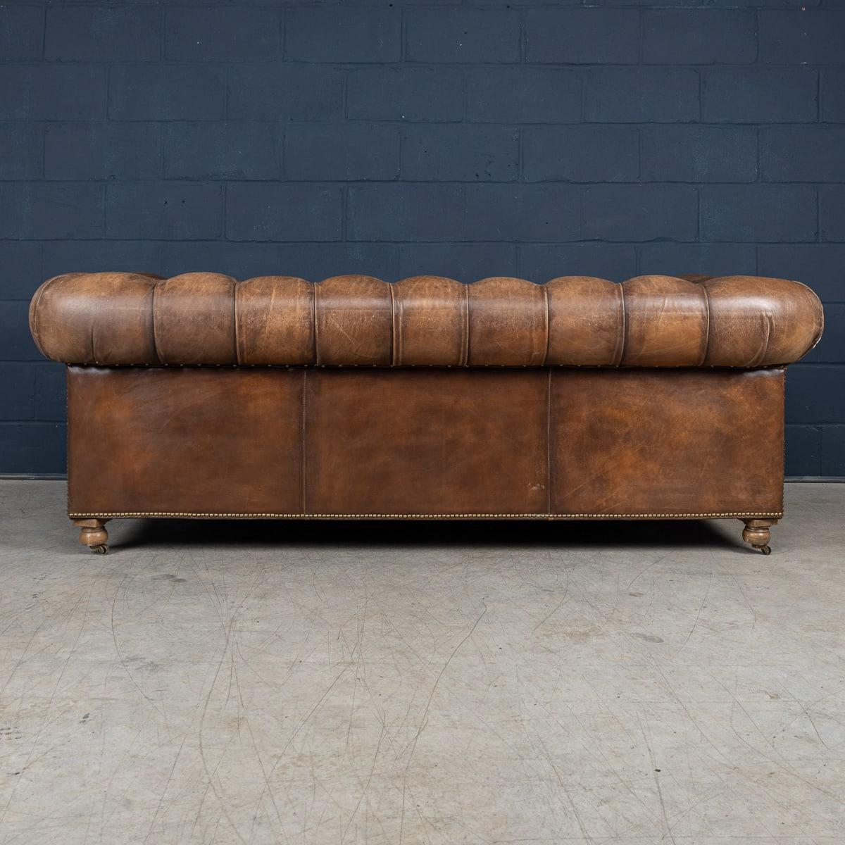 XXI secolo e contemporaneo Divano Chesterfield in pelle marrone inglese del 21° secolo di Halo in vendita