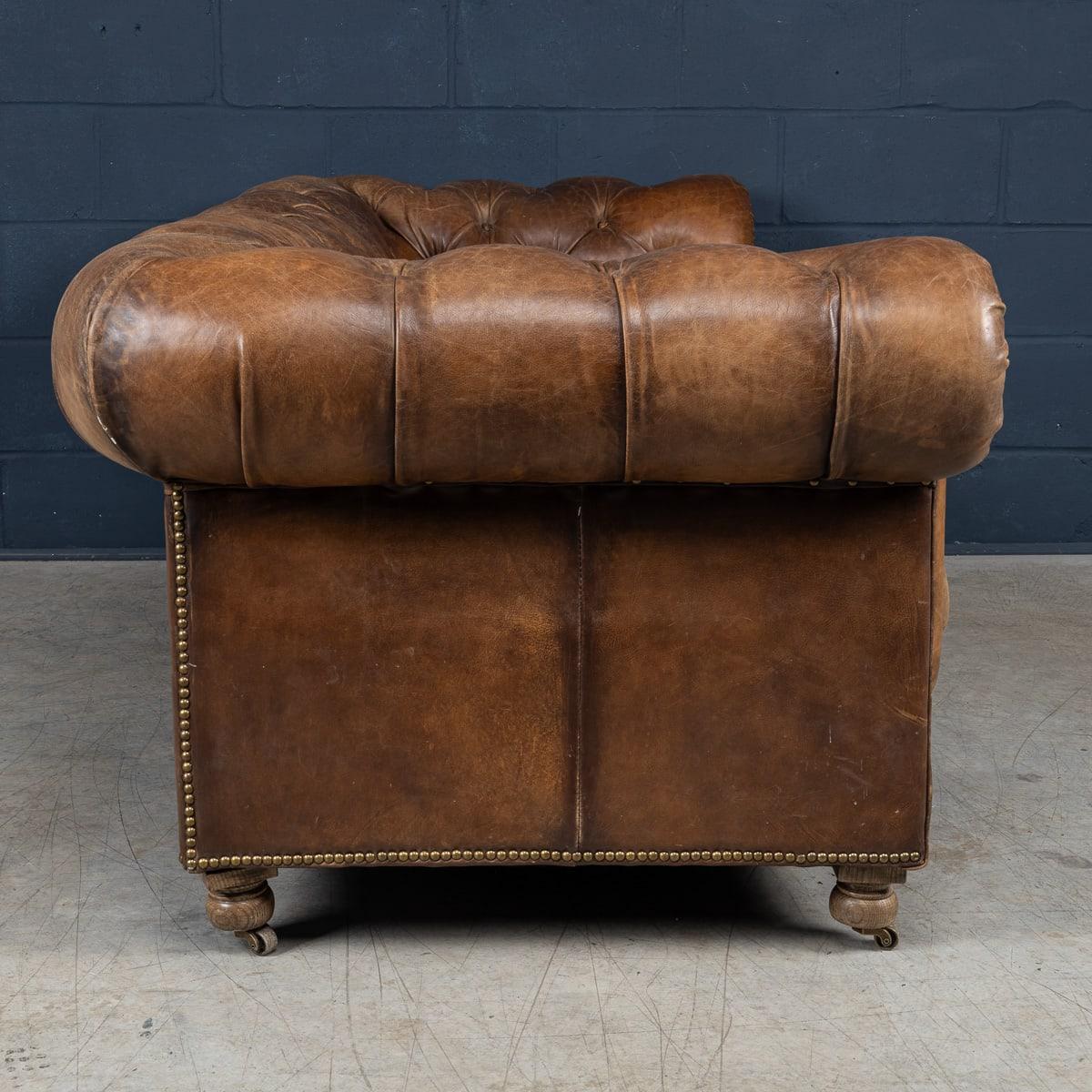 Pelle Divano Chesterfield in pelle marrone inglese del 21° secolo di Halo in vendita