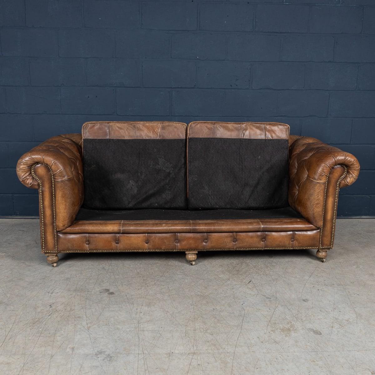 Divano Chesterfield in pelle marrone inglese del 21° secolo di Halo in vendita 1