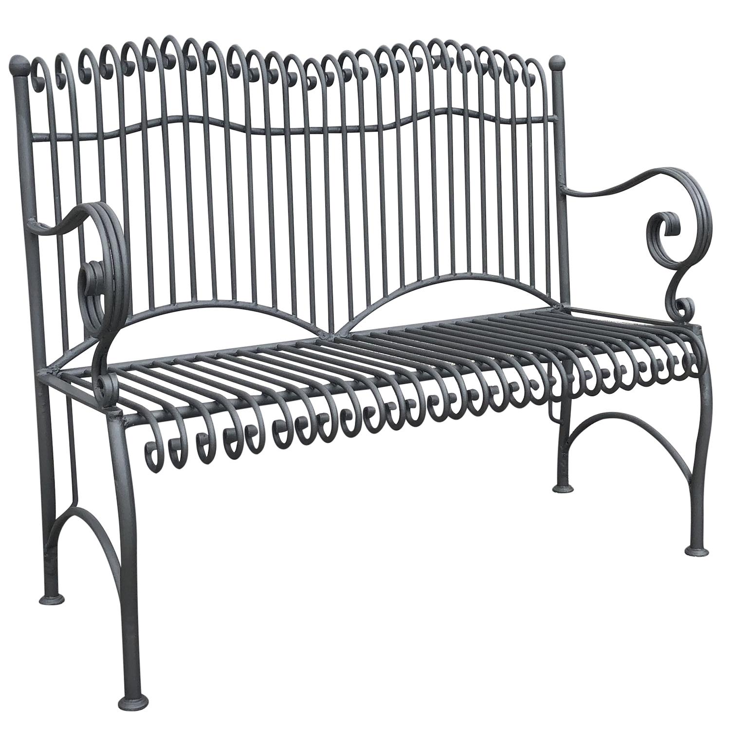 Gartenbank aus verzinktem Metall im englischen Stil, verziert mit zahlreichen Schnörkeln an Rückenlehne, Sitz und Armen. Alters- und gebrauchsbedingte Abnutzungserscheinungen. Circa 21. Jahrhundert. 

Sitz: 18,5