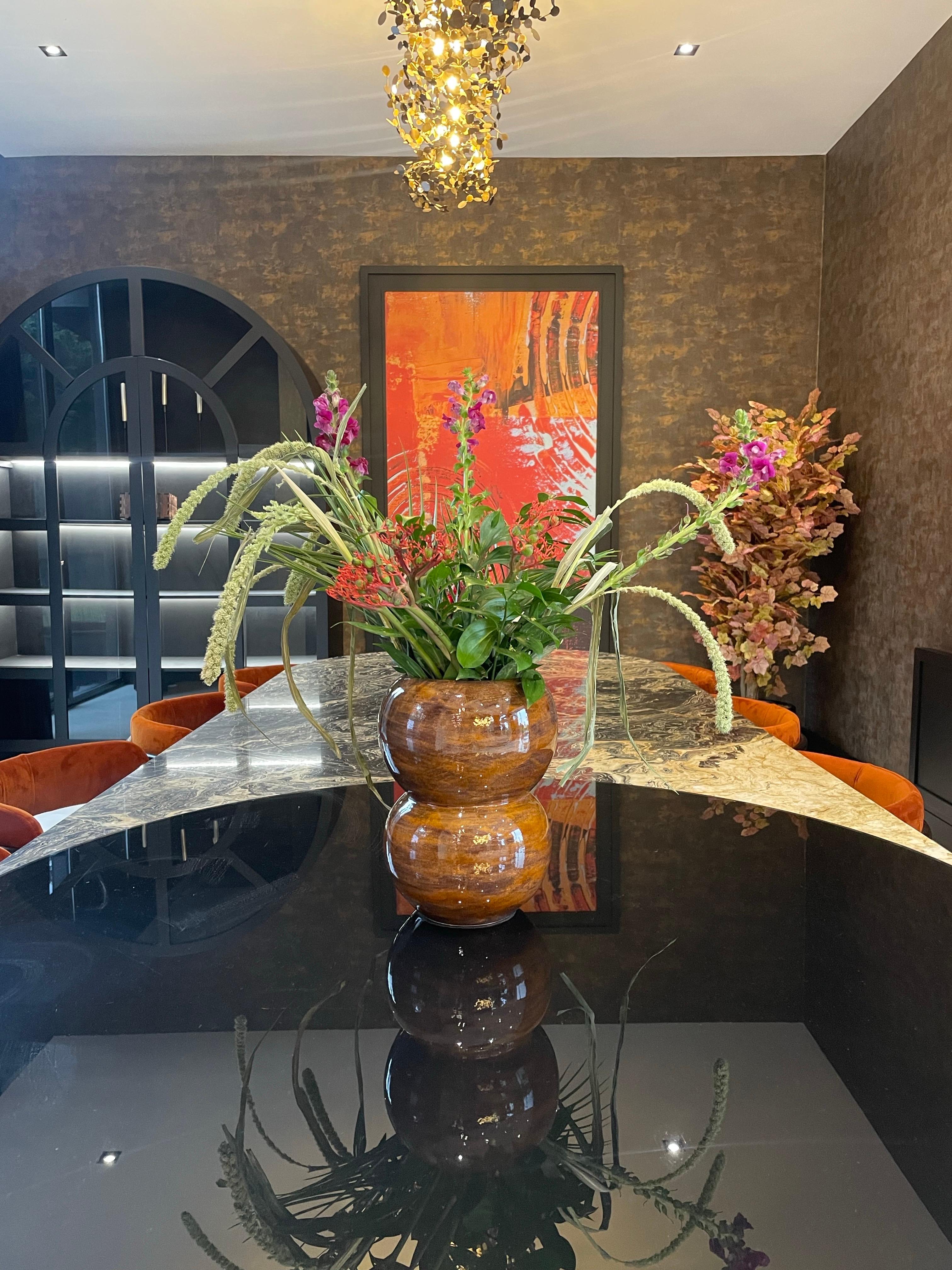 Le vase Espresso s'inspire des tons riches et terreux de la nature, alliant chaleur et sophistication. Ses teintes brunes et chaudes évoquent le confort d'un espresso fraîchement infusé, créant un lien émotionnel qui résonne avec tous ceux qui le