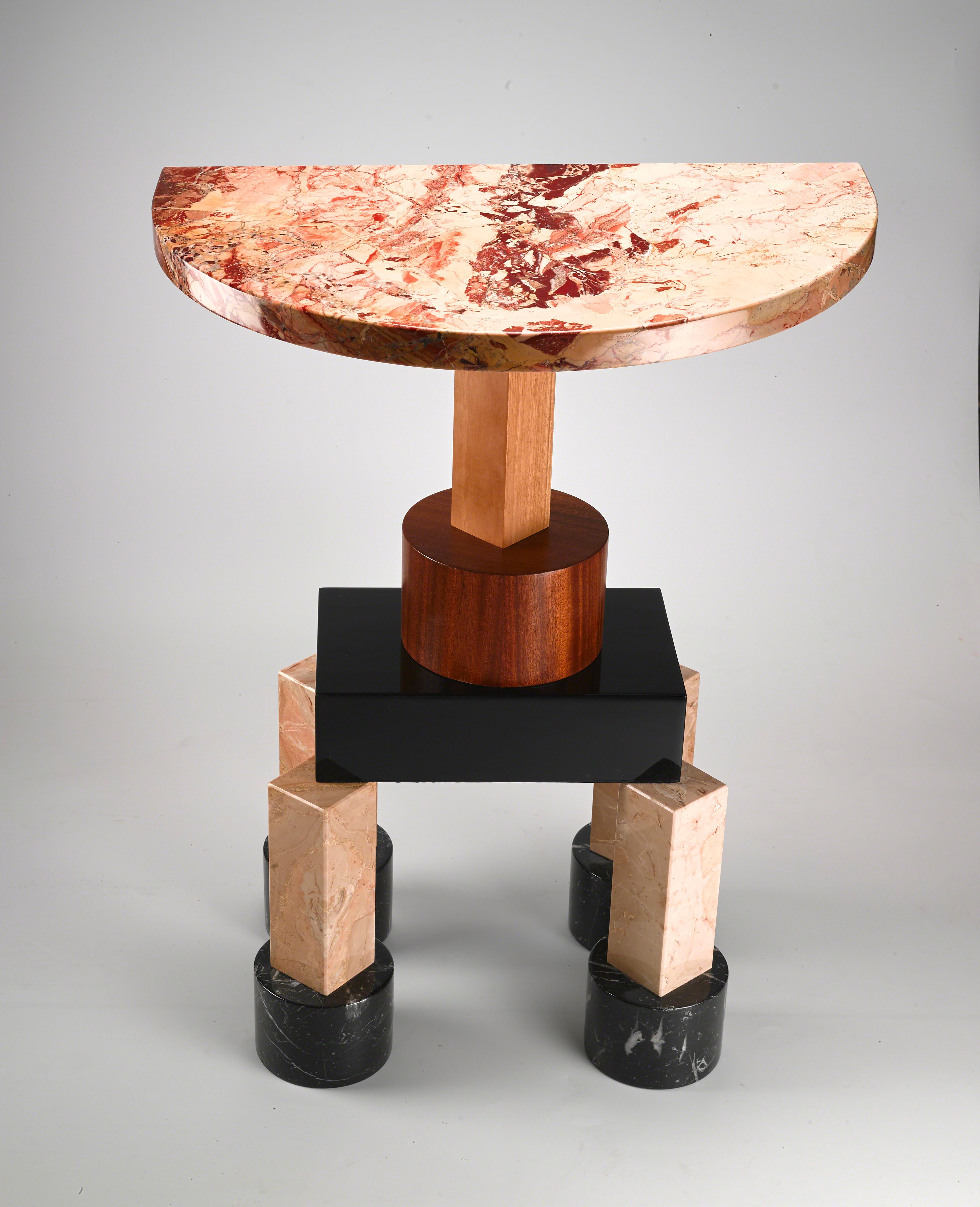 Consolle in marmo policromo disegnata da Ettore Sottsass.

Descrizione: Consolle con piano in marmo policromo, legno, marmo Macchia Vecchia, Marquinia Black, radica rossa di mogano diyed,
Dimensioni: cm. 60 x 38 x 80 H.
Materiali: Wood, Marmo