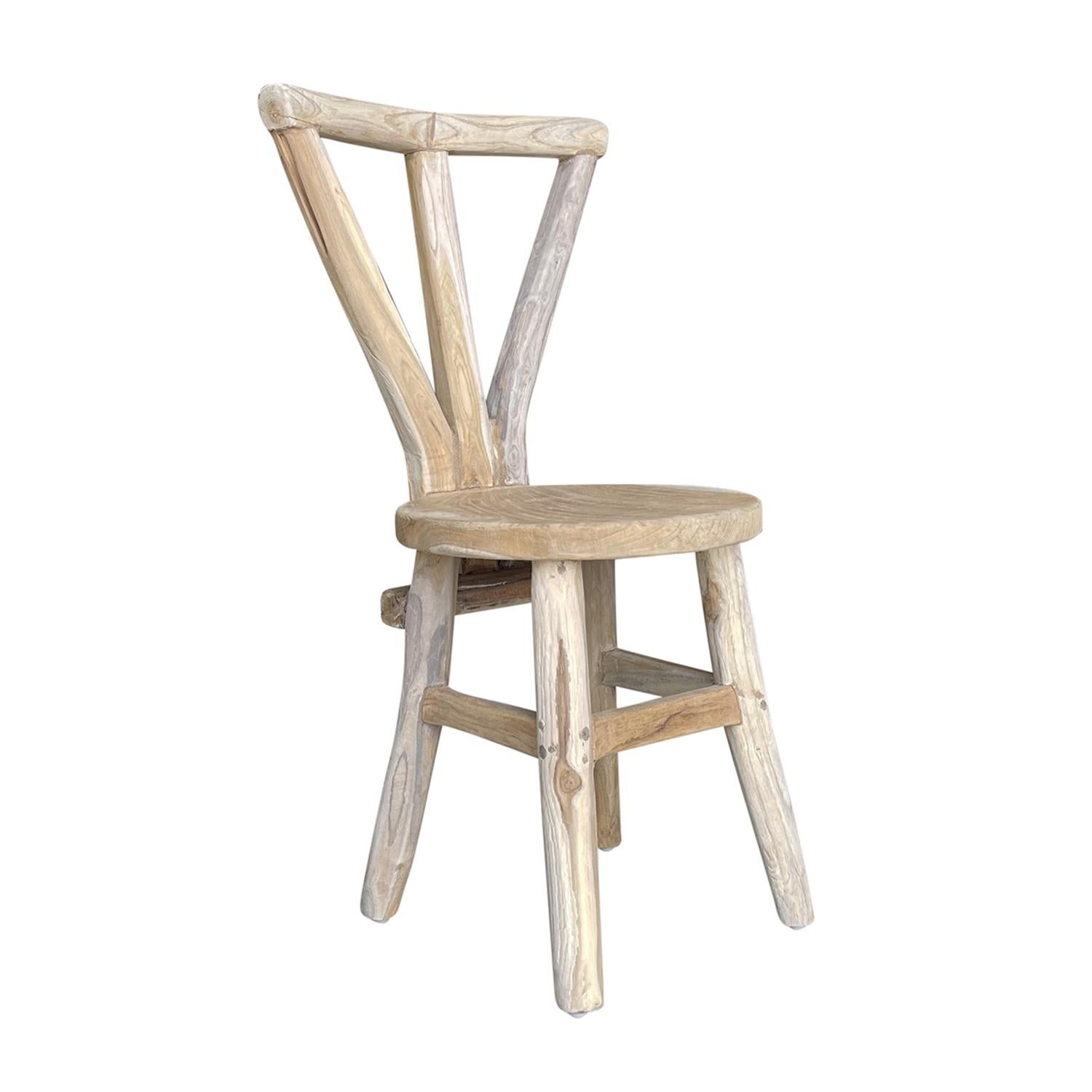 Questa sedia primitiva artigianale è realizzata in legno di teak recuperato e aggiunge un tocco rustico a qualsiasi interno. Si possono verificare variazioni nel legno e nelle finiture. Adatto per l'uso interno o esterno. La sedia si deteriora con