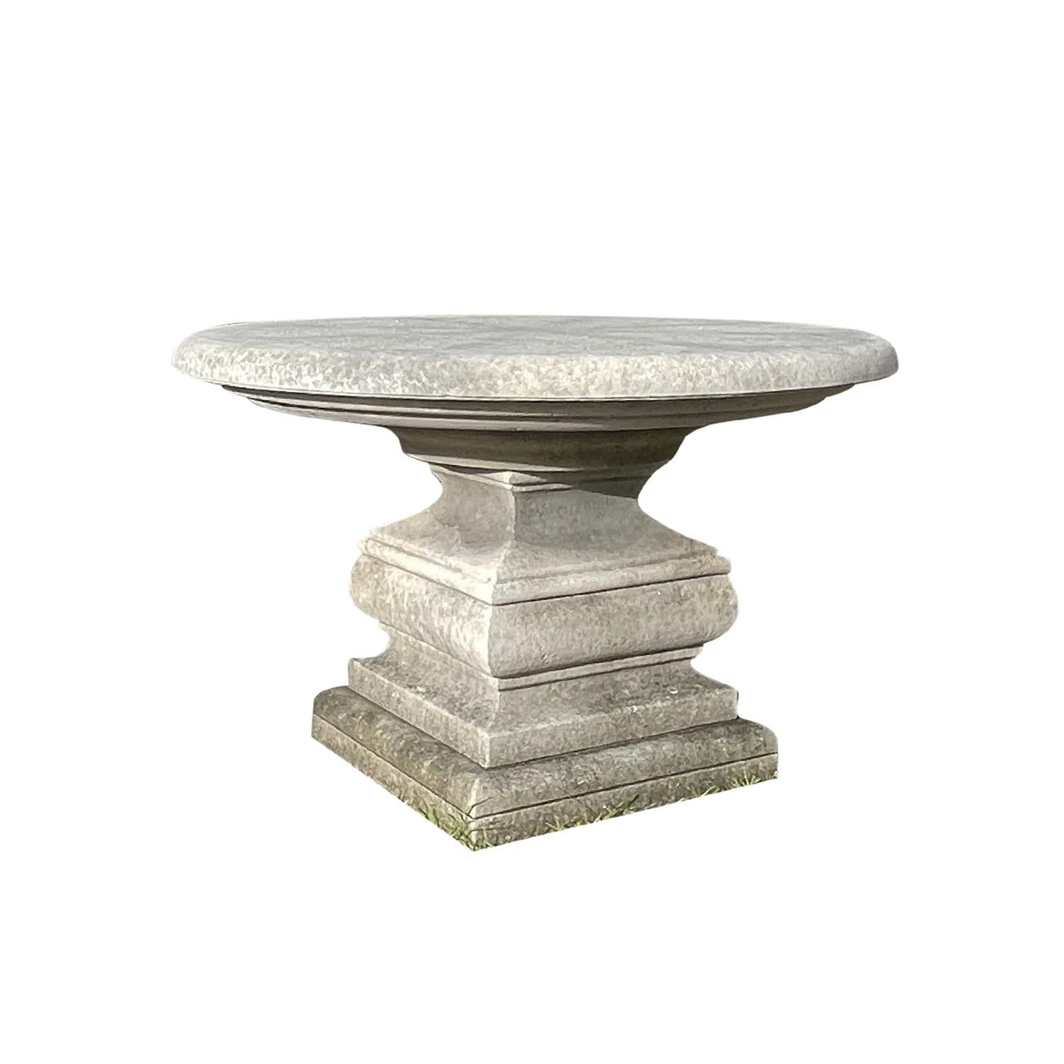 Mesa europea de piedra caliza de Cesena del siglo XXI Europeo en venta