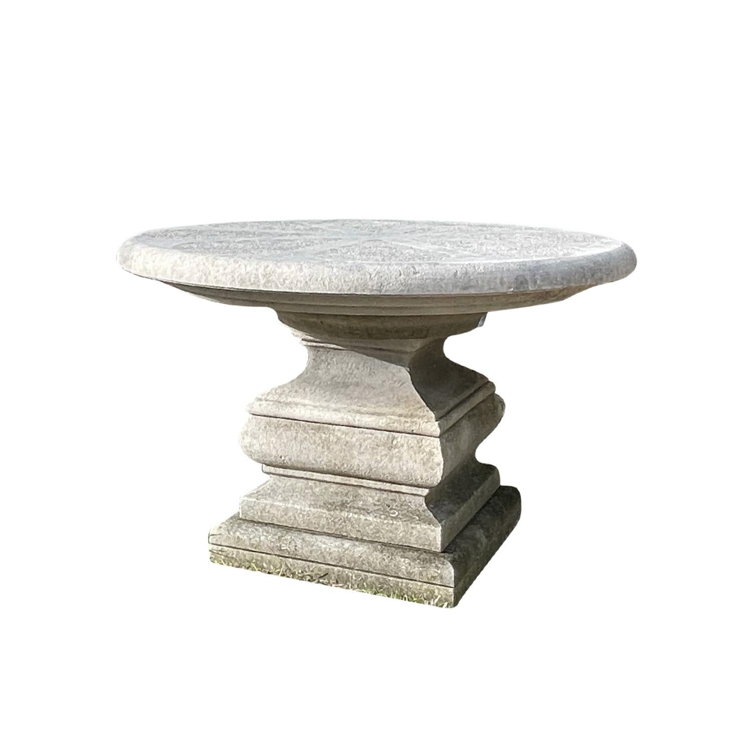 Mesa europea de piedra caliza de Cesena del siglo XXI Tallado a mano en venta