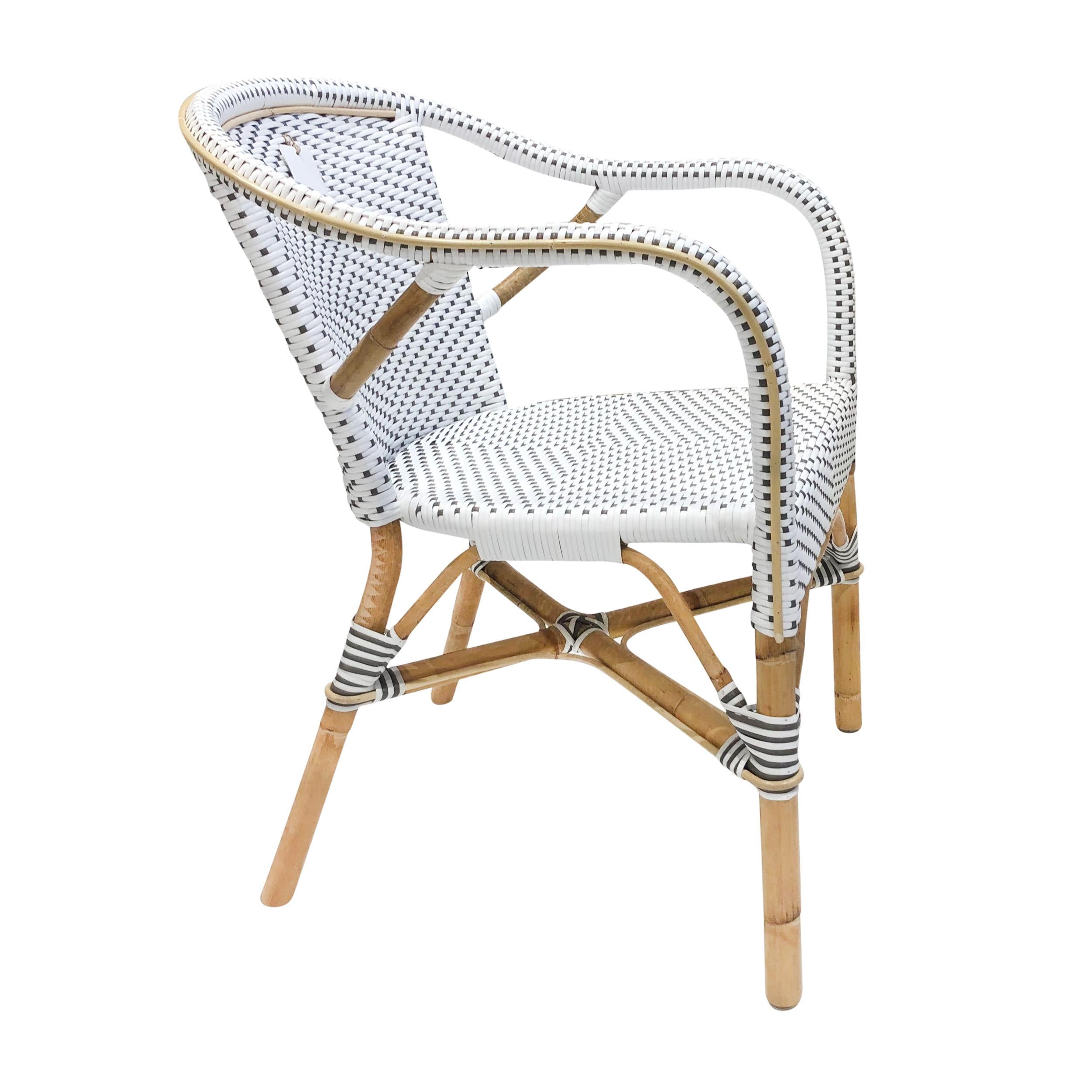 Una classica riedizione della sedia da bistrot europea degli anni '30, realizzata in rattan leggero e Artfibre. Il disegno intrecciato è di colore bianco con puntini color taupe. Seguendo una tecnica antica perfezionata dai francesi, questa poltrona