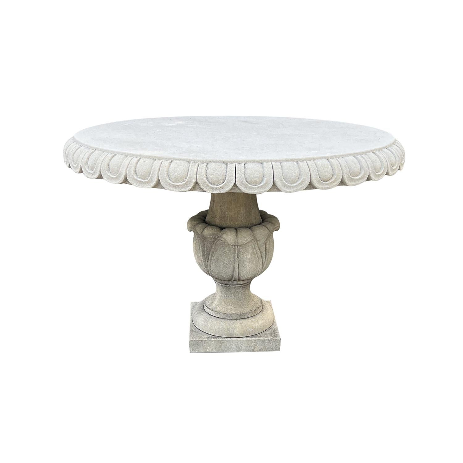 Mesa de jardín circular de piedra caliza con borde decorativo continuo de huevo y dardo. Tallado a mano en piedra caliza. La base redonda de balaustre está adornada con hojas de acanto y se asienta sobre una base cuadrada. Desgaste propio de la edad