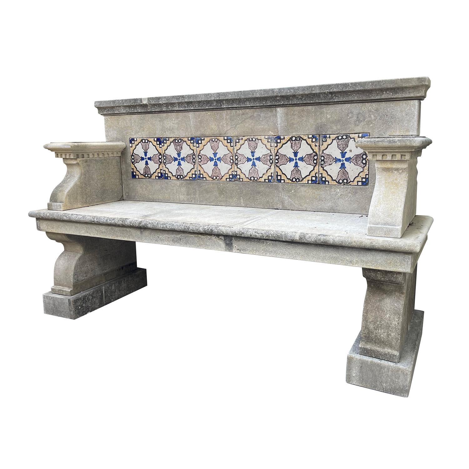 Banc de jardin néoclassique en pierre calcaire sculptée à la main. Le dos est décoré de carreaux anciens provenant de France. Les accoudoirs sont ornés d'un motif décoratif en forme de dentelle et les pieds sont dotés d'une base inclinée.

Siège :