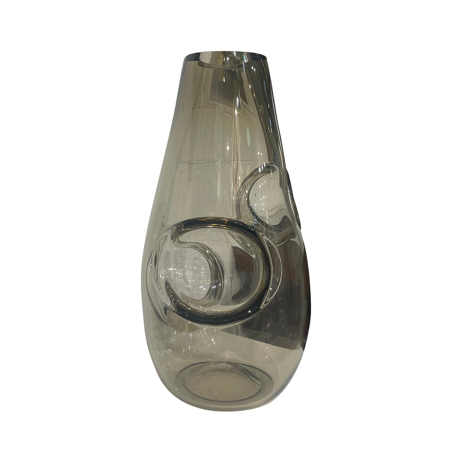 Coppia di vasi in cristallo soffiato a bocca con decoro contemporaneo a grandi bolle irregolari. Il pesante oggetto di vetro cristallino arrotondato presenta un inserimento artistico di un colore fumo iridescente inserito nel vaso trasparente. Un
