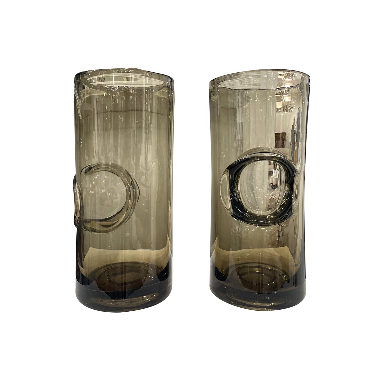 Mid-Century Modern Paire de vases européens en cristal infusé de fumée du 21e siècle en vente