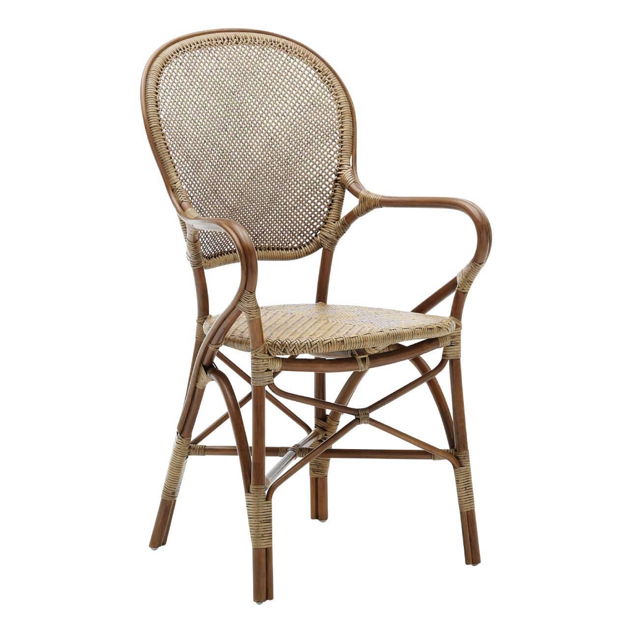Réédition d'un fauteuil de bistrot européen classique des années 1930, fabriqué en rotin naturel léger dans une finition antiquaire. Selon une technique ancestrale mise au point par les Français, ce fauteuil se prête uniquement à un usage intérieur.