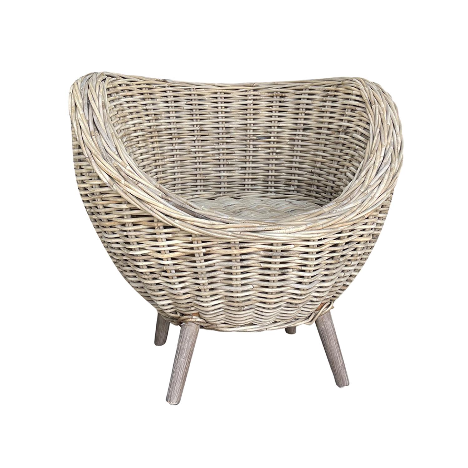 La cómoda silla de jardín o comedor en forma de huevo está fabricada a mano en mimbre grueso de color natural.  Complementa el diseño tradicional o minimalista y se estiliza con una ancha banda trenzada hecha a mano y patas cónicas de teca. Pueden