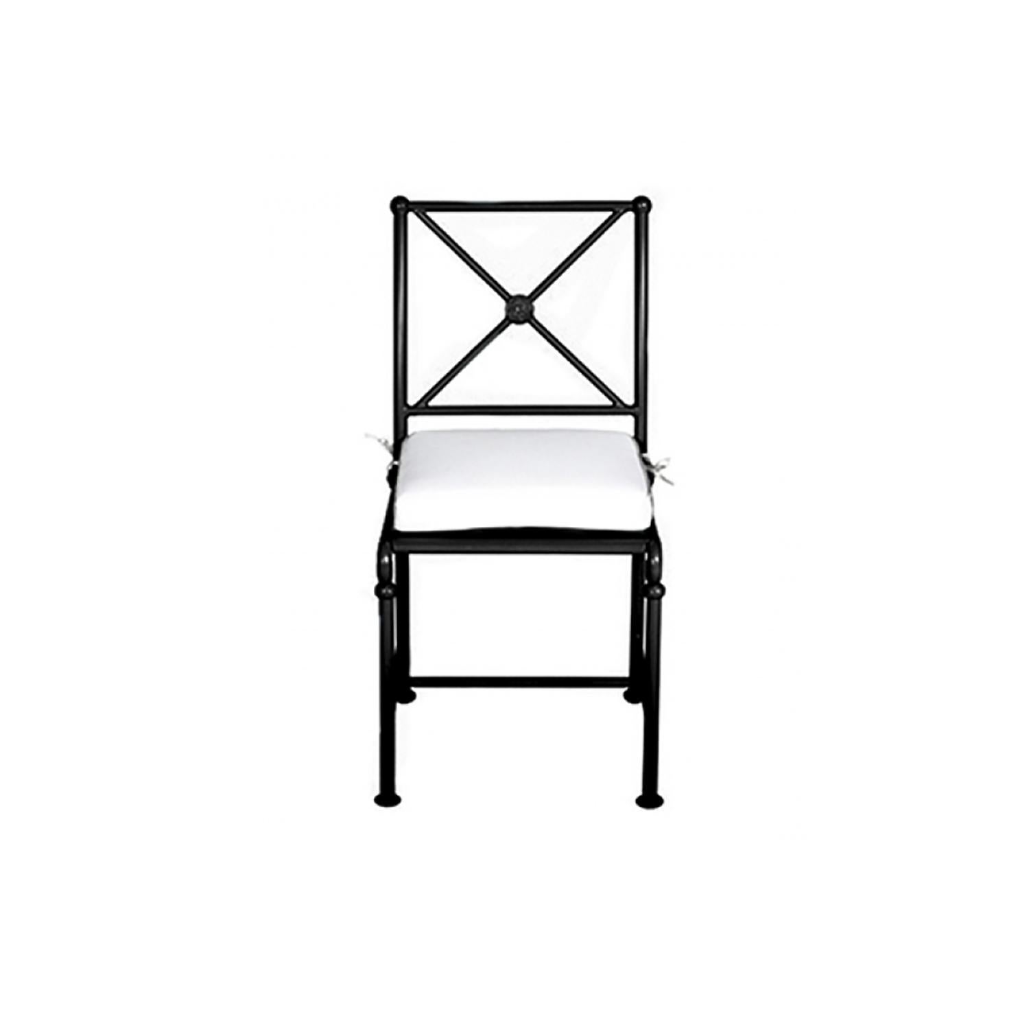 This side chairs are ideal for the outdoor spaces, as the structures are made of aluminum and a matte black painted patina. The furniture is light and robust and easy to move around. Aluminum does not rust and can be placed without any fear at the