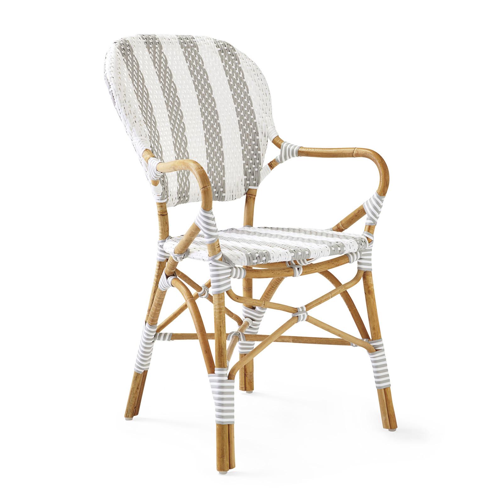 Ein Satz von vier klassischen europäischen Bistrostühlen aus den 1930er Jahren, hergestellt aus leichtem Rattan und Artfibre, wird neu aufgelegt. Das gewebte Muster besteht aus breiten weißen und taupefarbenen Streifen. Nach einer von den Franzosen