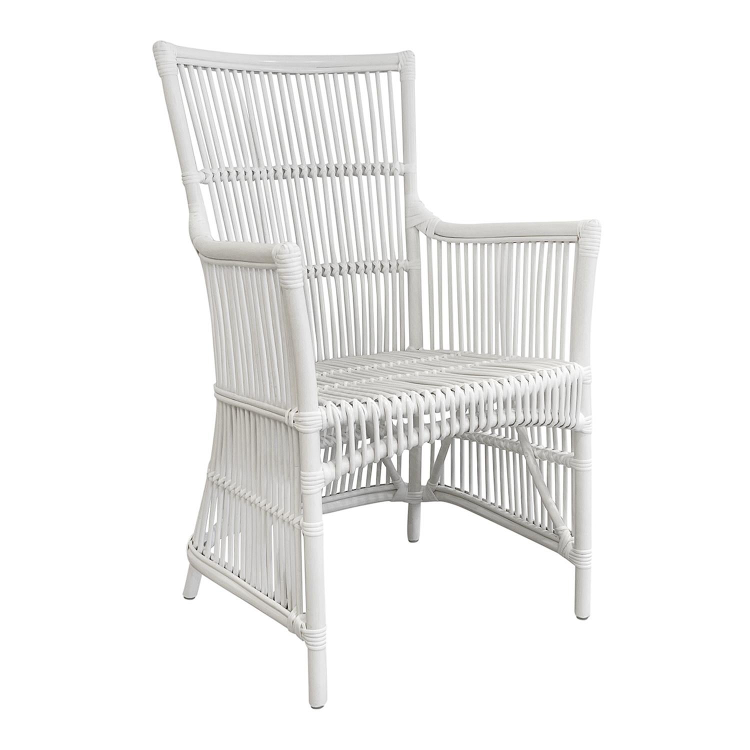 Le fauteuil Whiting est fabriqué en rotin et relié par des cordes décoratives en cuir blanc. Selon une technique éprouvée, le fauteuil se prête uniquement à un usage intérieur. La chaise est vendue avec un coussin de couleur naturelle. Essuyer avec
