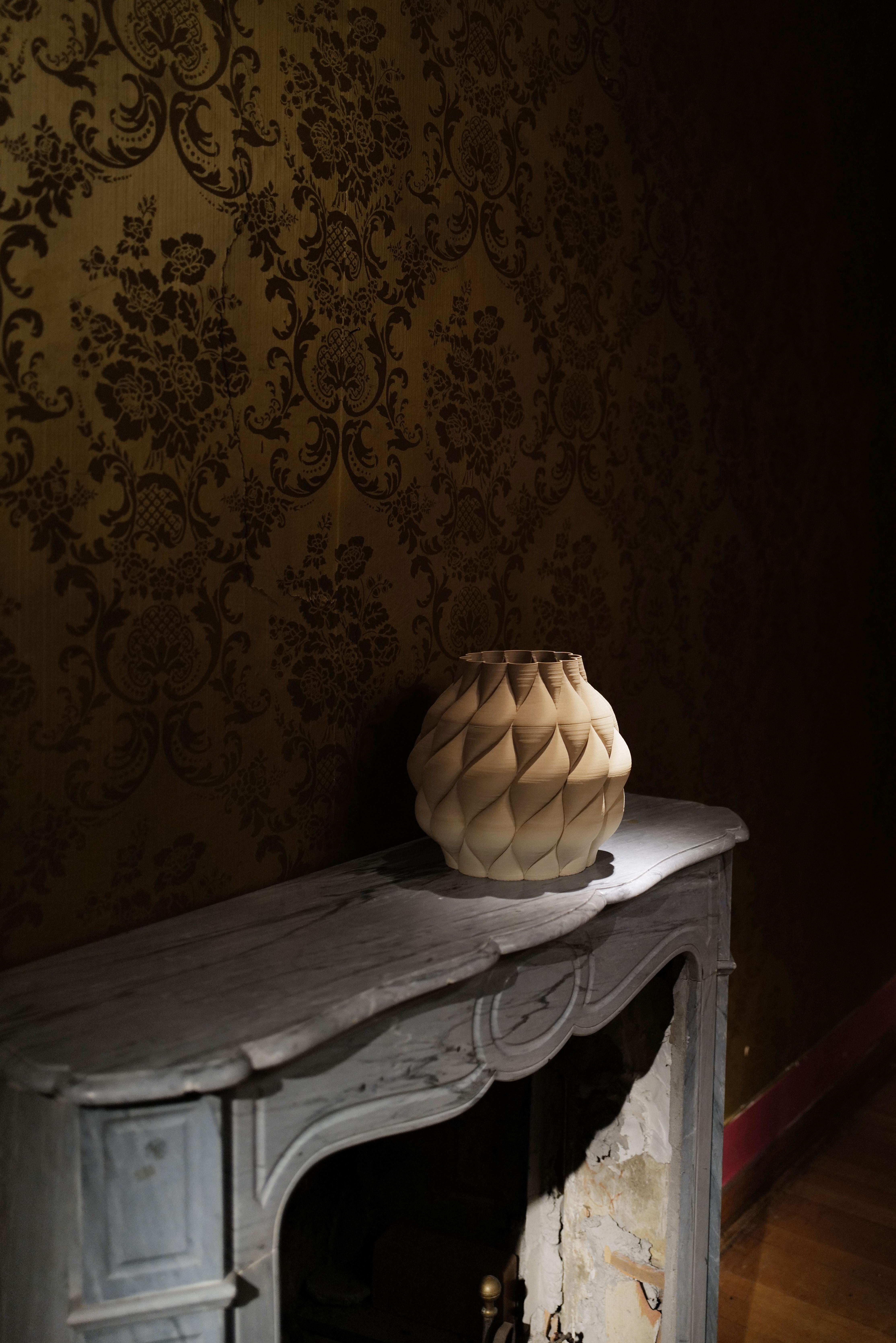 Le vase Mumbai fait partie de la collection Mitti Vases, présentée lors de l'édition 2021 de la Milan Design Week Fuorisalone et conçue après un voyage en Inde. 
La collection explore différentes palettes et surfaces en utilisant du grès non fini