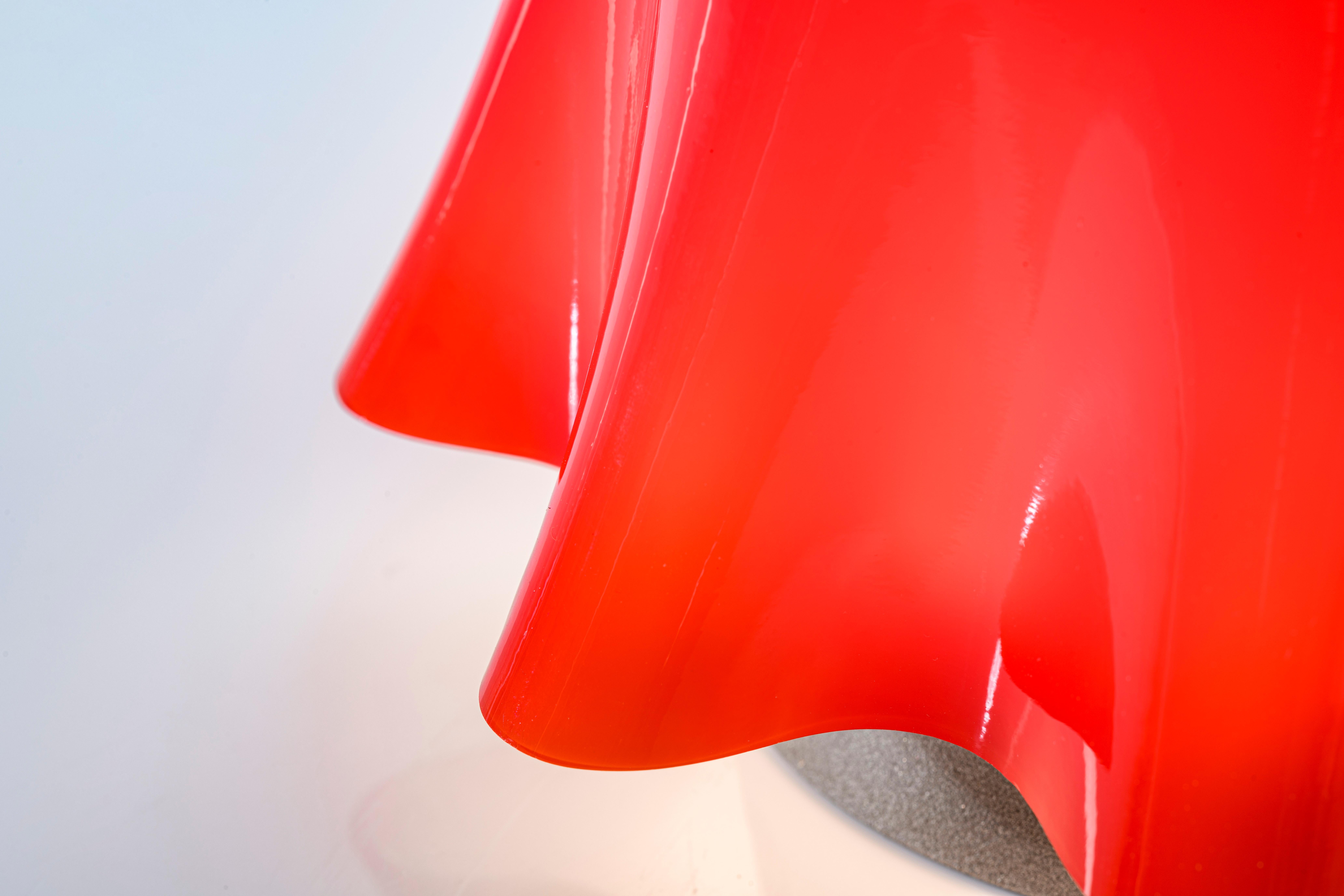 Moderne Lampe de bureau rouge rechargeable Fantasmino du 21e siècle, à gradation, touch table en vente