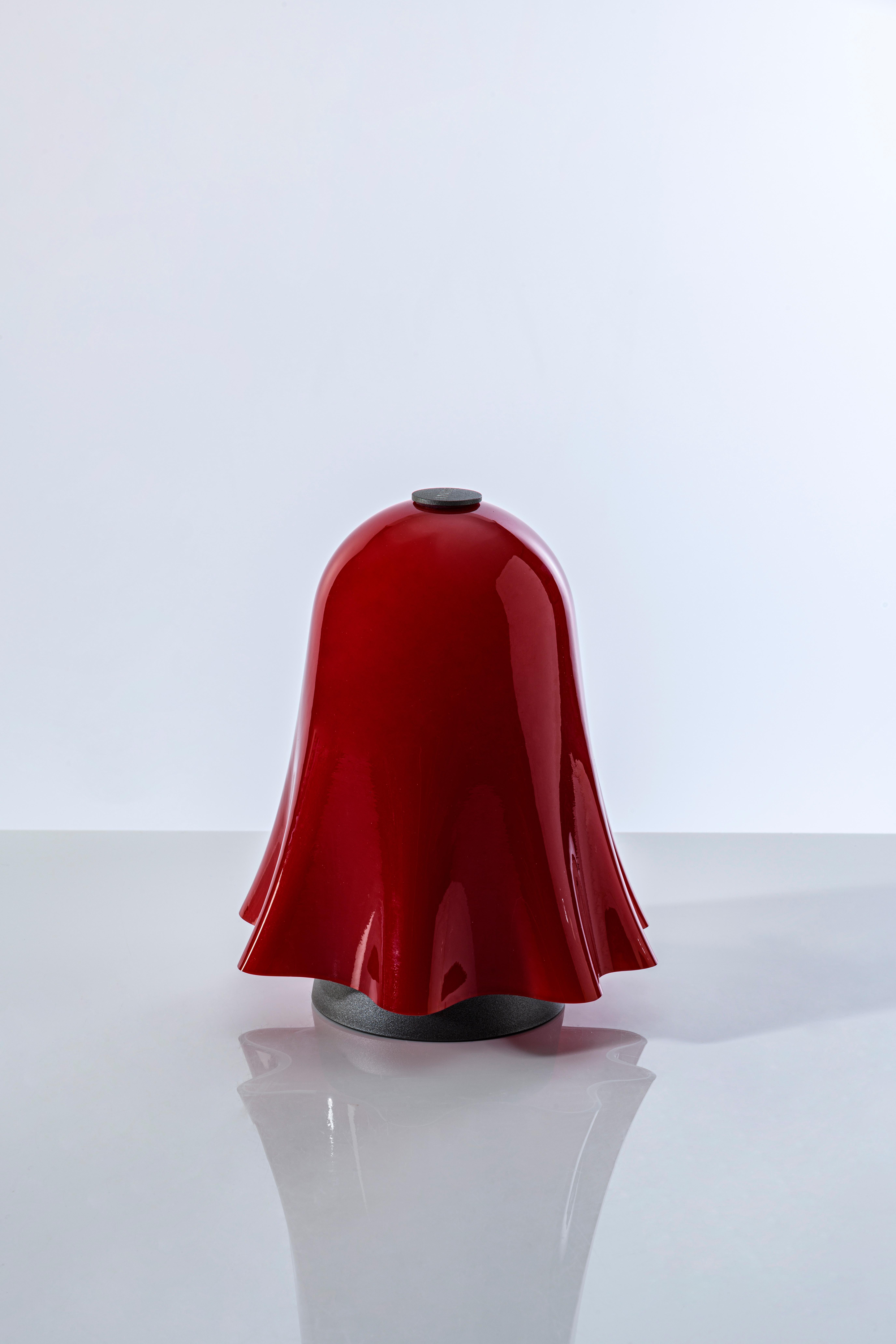 italien Lampe de bureau rouge rechargeable Fantasmino du 21e siècle, à gradation, touch table en vente