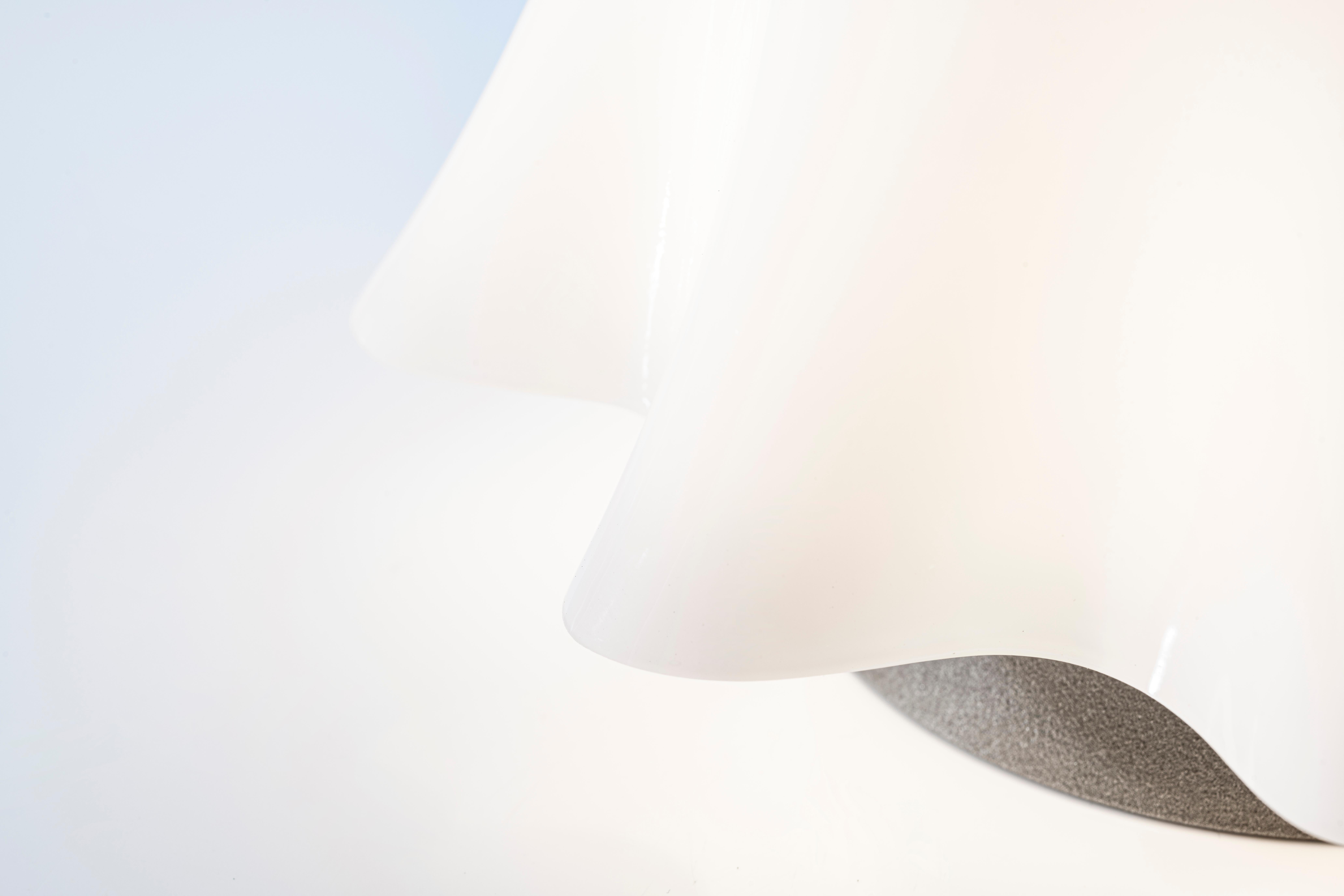 Moderne Lampe Venini blanc laiteux, rechargeable, gradable, touchable  en vente