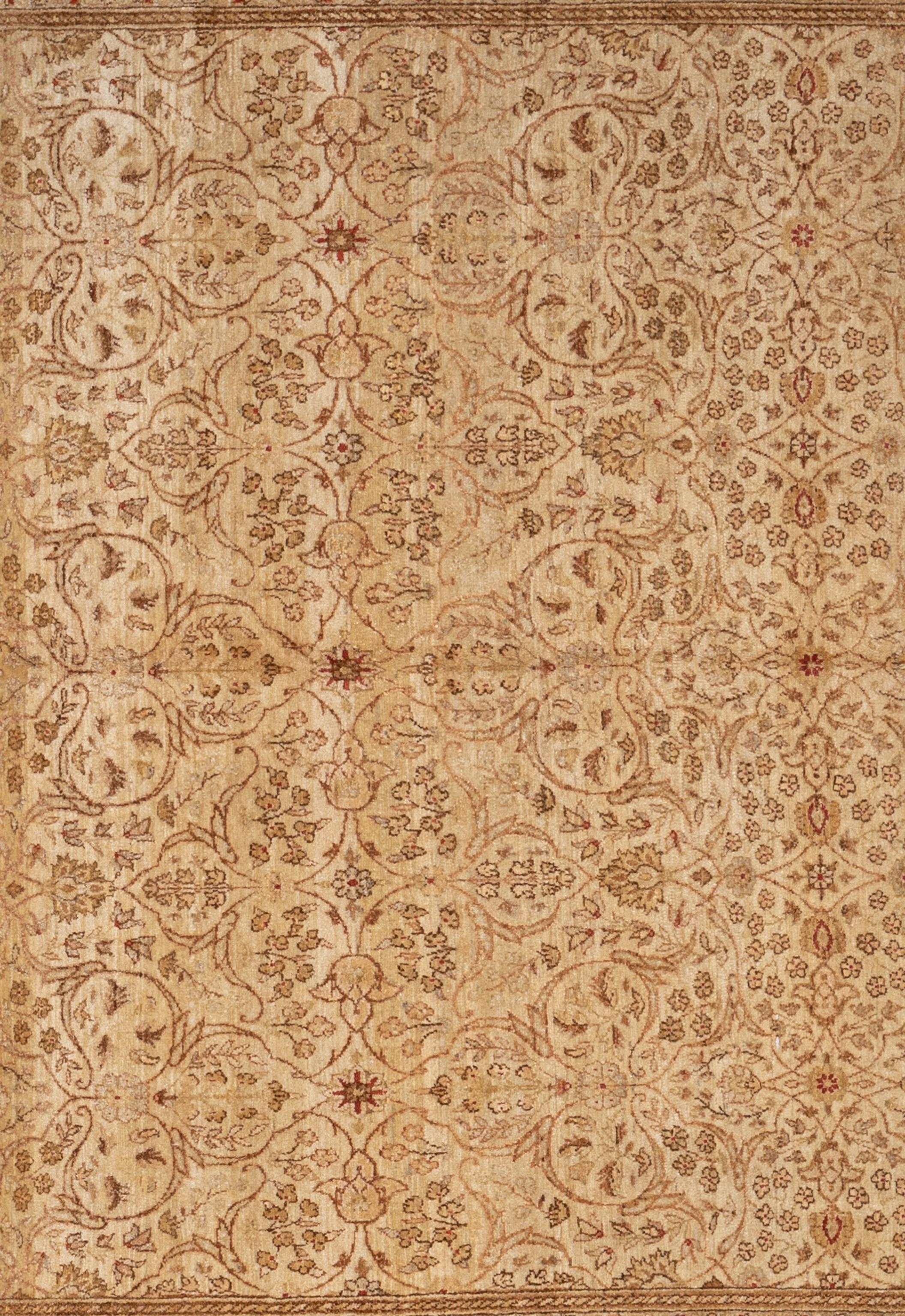 Dieser exquisite Farahan-Teppich ist ein wahres Kunstwerk, das von erfahrenen Kunsthandwerkern nach traditionellen Methoden handgewebt wurde. Dieser Teppich mit seinen filigranen Mustern und der sanften Farbgebung aus natürlichen Pflanzenfarben ist