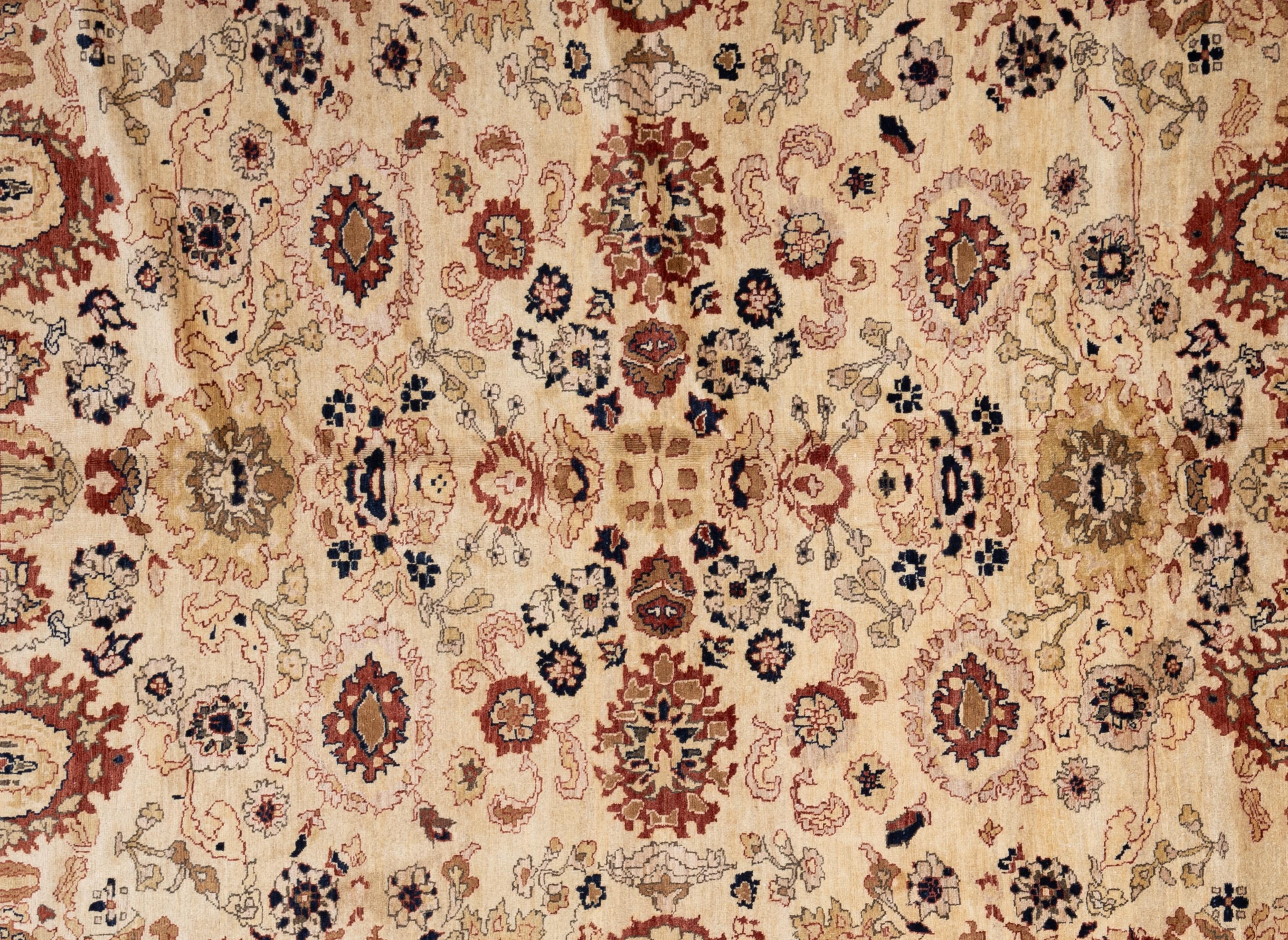 Questo squisito tappeto Farahan è una vera e propria opera d'arte abilmente tessuta a mano da artigiani esperti che utilizzano metodi tradizionali. Questo tappeto, impreziosito da motivi intricati e da una delicata combinazione di colori realizzati