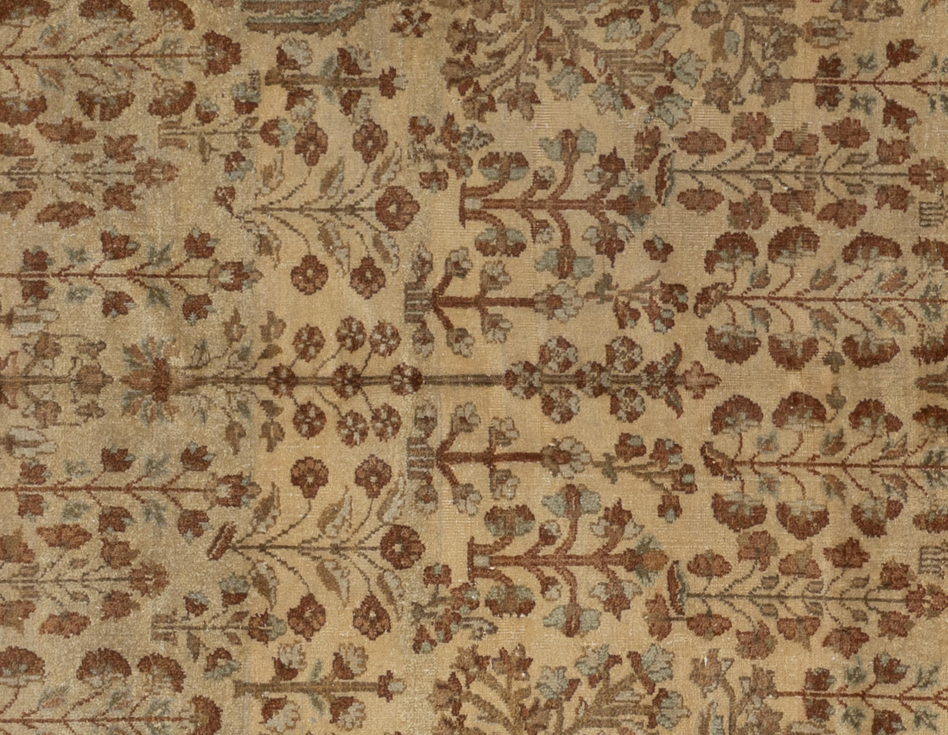 Questo squisito tappeto Farahan è una vera e propria opera d'arte abilmente tessuta a mano da artigiani esperti che utilizzano metodi tradizionali. Questo tappeto, impreziosito da motivi intricati e da una delicata combinazione di colori realizzati