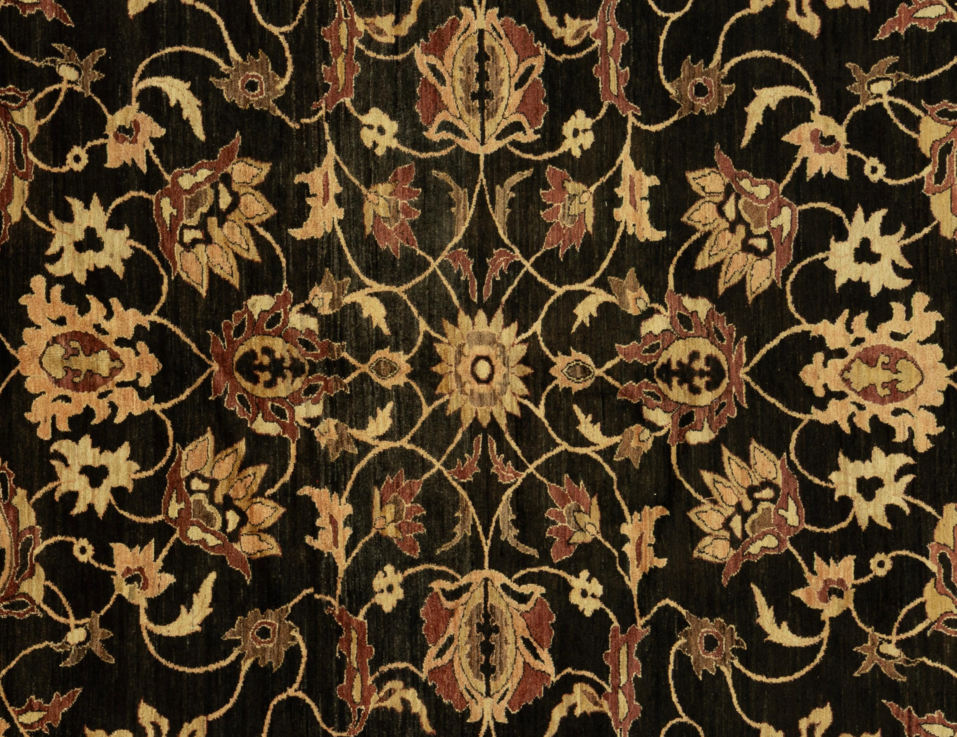Ce tapis exquis de Farahan est une véritable œuvre d'art, habilement tissée à la main par des artisans expérimentés selon des méthodes traditionnelles. Orné de motifs complexes et d'une palette de couleurs douces obtenues à partir de teintures