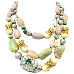 Halskette aus künstlichen Perlen und natürlichen Edelsteinen aus dem 21. Jahrhundert von Alexis Bittar