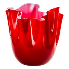 Vase moyen Fazzoletto du 21e siècle en verre opaque rose/rouge.
