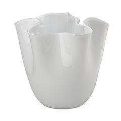Vase moyen Fazzoletto du 21e siècle en blanc laiteux de Fulvio Bianconi E Paolo