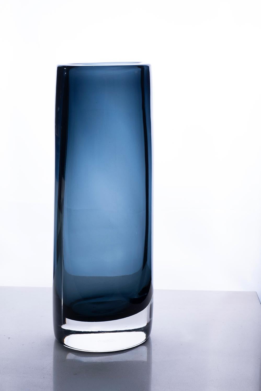 Fait main Grand vase cylindrique en verre de Murano bleu foncé Federico Peri, XXIe siècle en vente