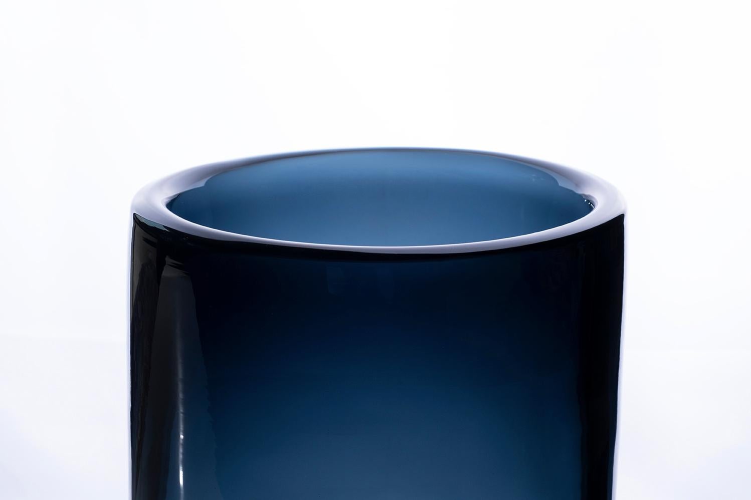 XXIe siècle et contemporain Grand vase cylindrique en verre de Murano bleu foncé Federico Peri, XXIe siècle en vente