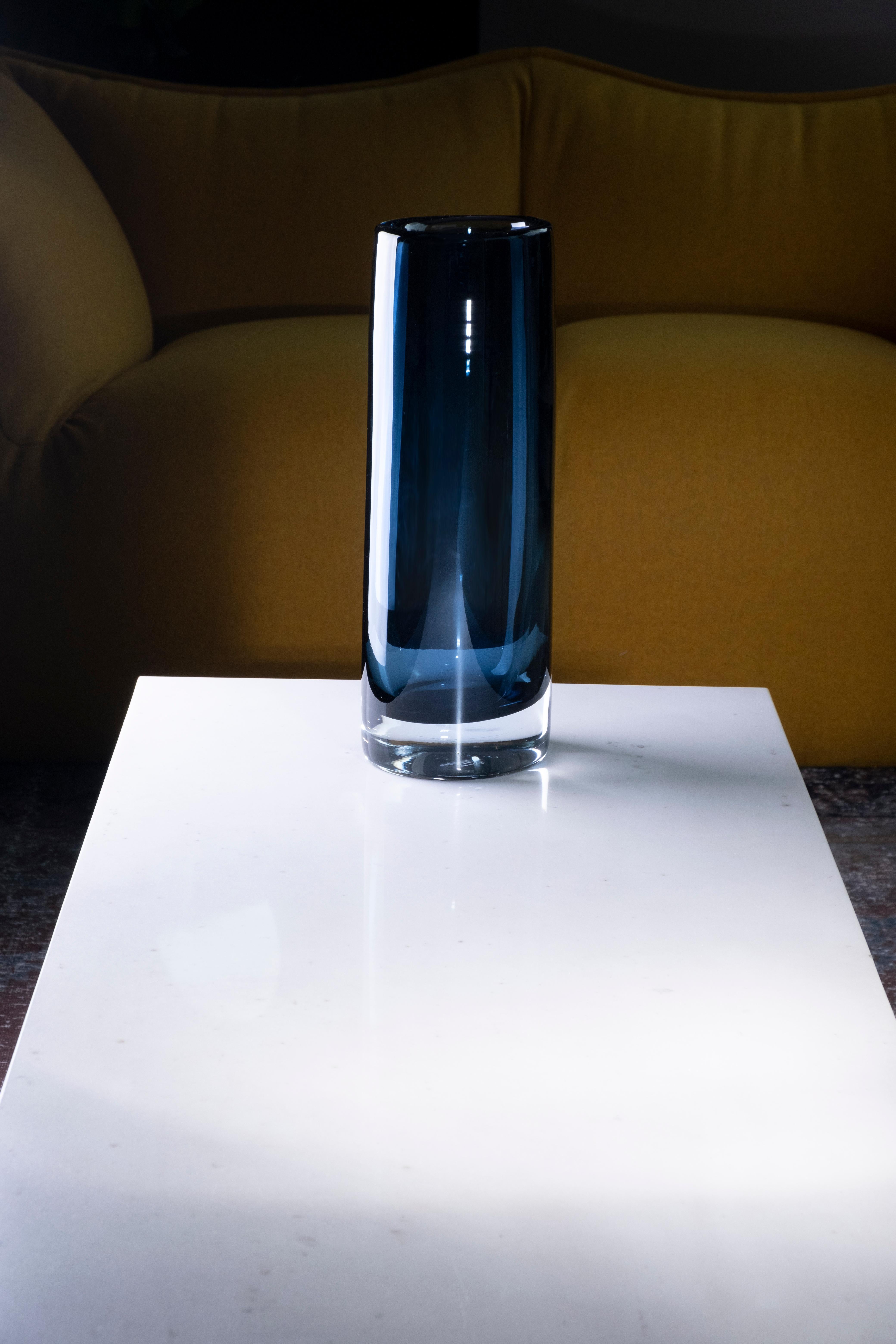 Verre de Murano Grand vase cylindrique en verre de Murano bleu foncé Federico Peri, XXIe siècle en vente