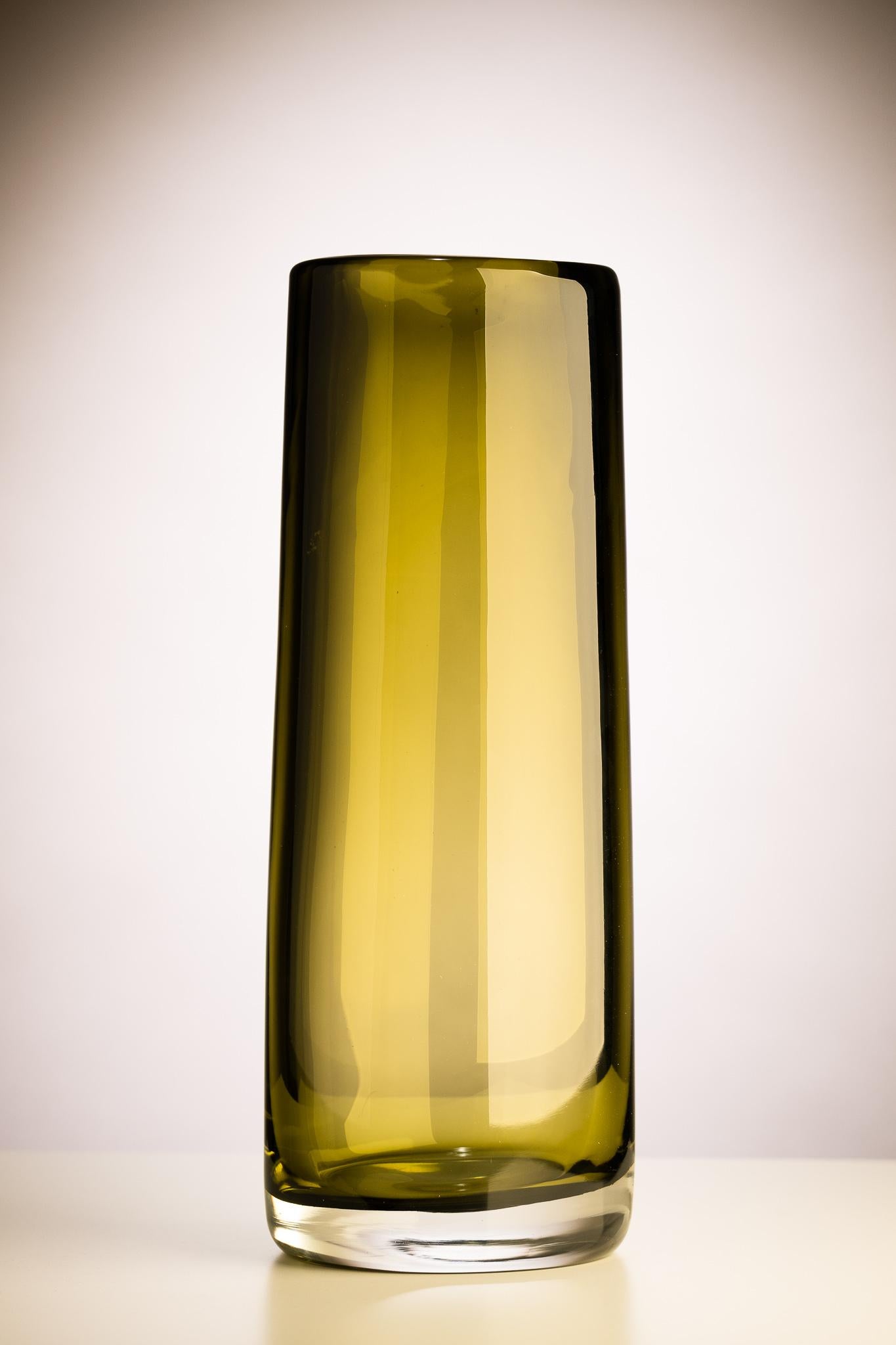 Cilindro Large Glossy - Transparent Vase, Murano glass, by Federico Peri, 21st century.
Cilindro is a vase from the Essentials collection designed by Federico Peri for Purho in spring 2021.
Created from the starting-point of an oval and conical