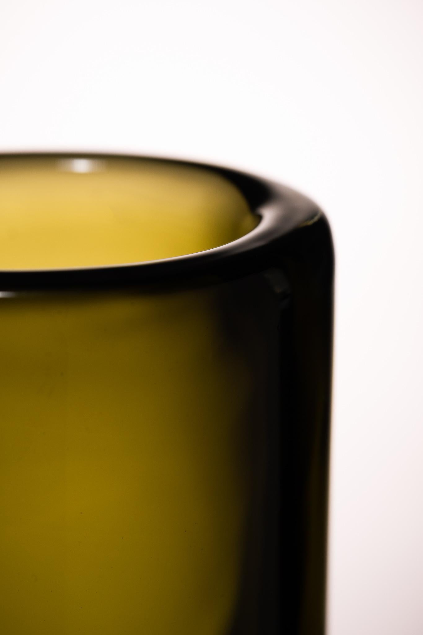 Moderne Grand vase cylindrique en verre de Murano vert mousse, Federico Peri, XXIe siècle en vente