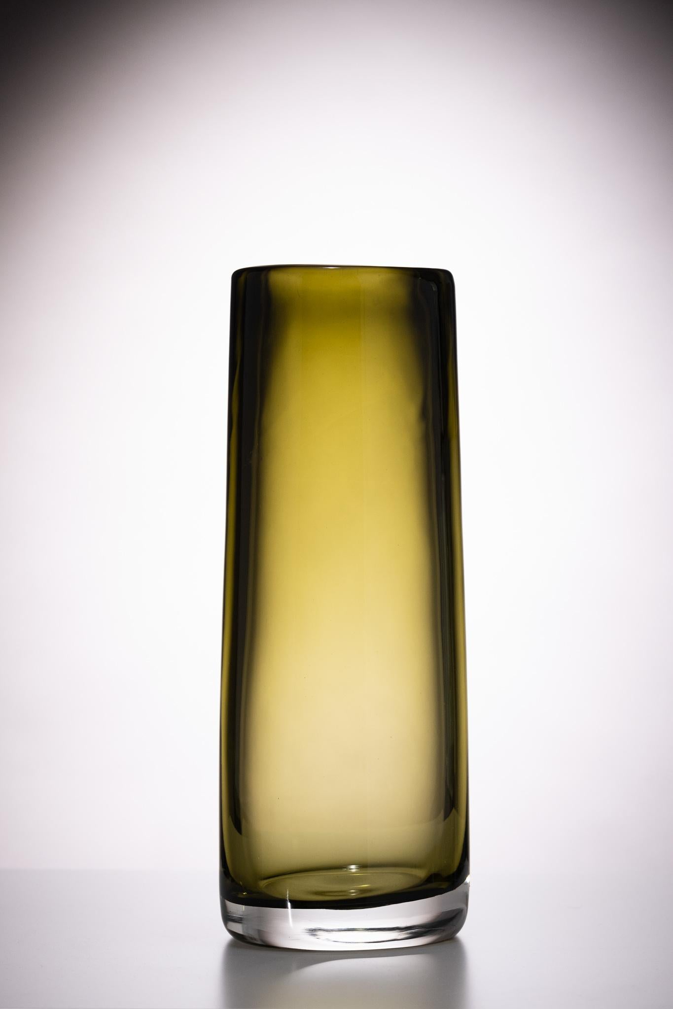 Fait main Grand vase cylindrique en verre de Murano vert mousse, Federico Peri, XXIe siècle en vente