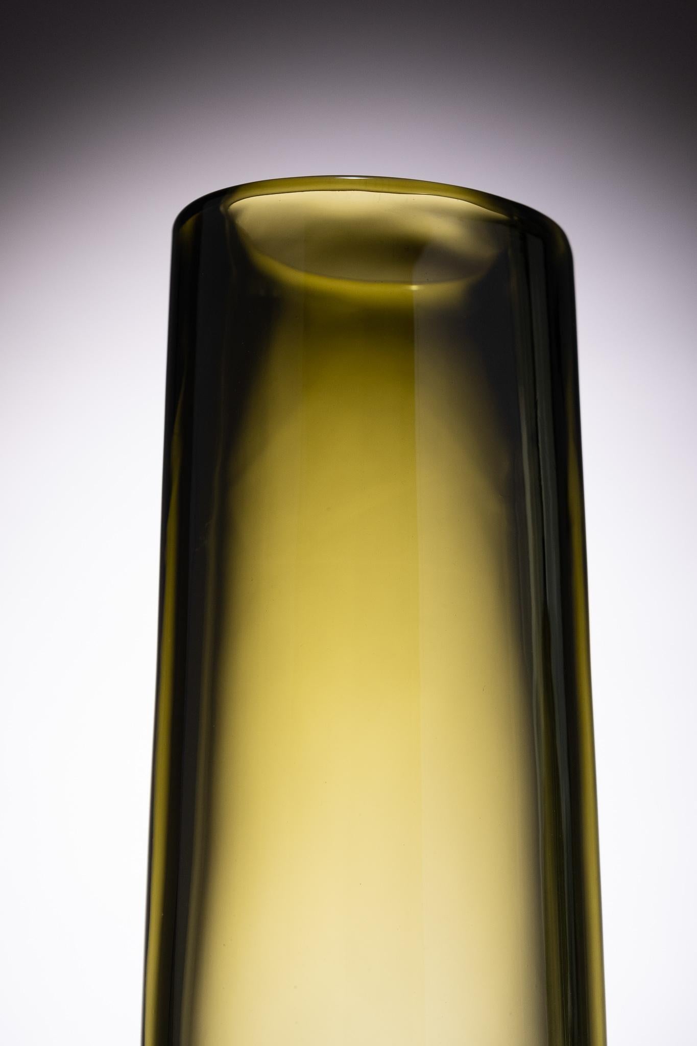 21st Century Federico Peri Cilindro Large Glossy Vase Murano Glass Moss Green In New Condition For Sale In Brembate di Sopra (BG), IT