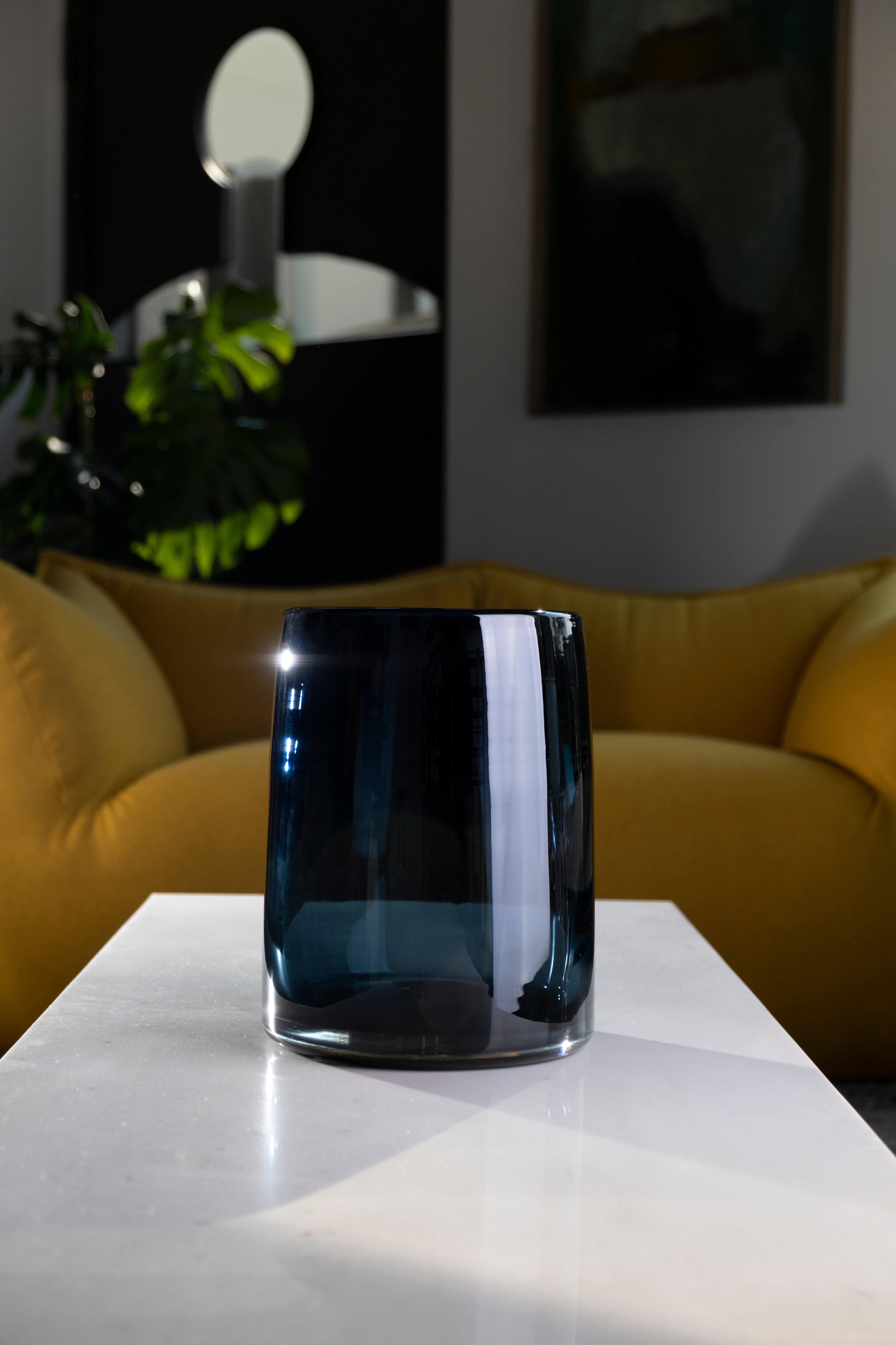 Moderne Petit vase cylindrique en verre de Murano bleu foncé Federico Peri, XXIe siècle en vente