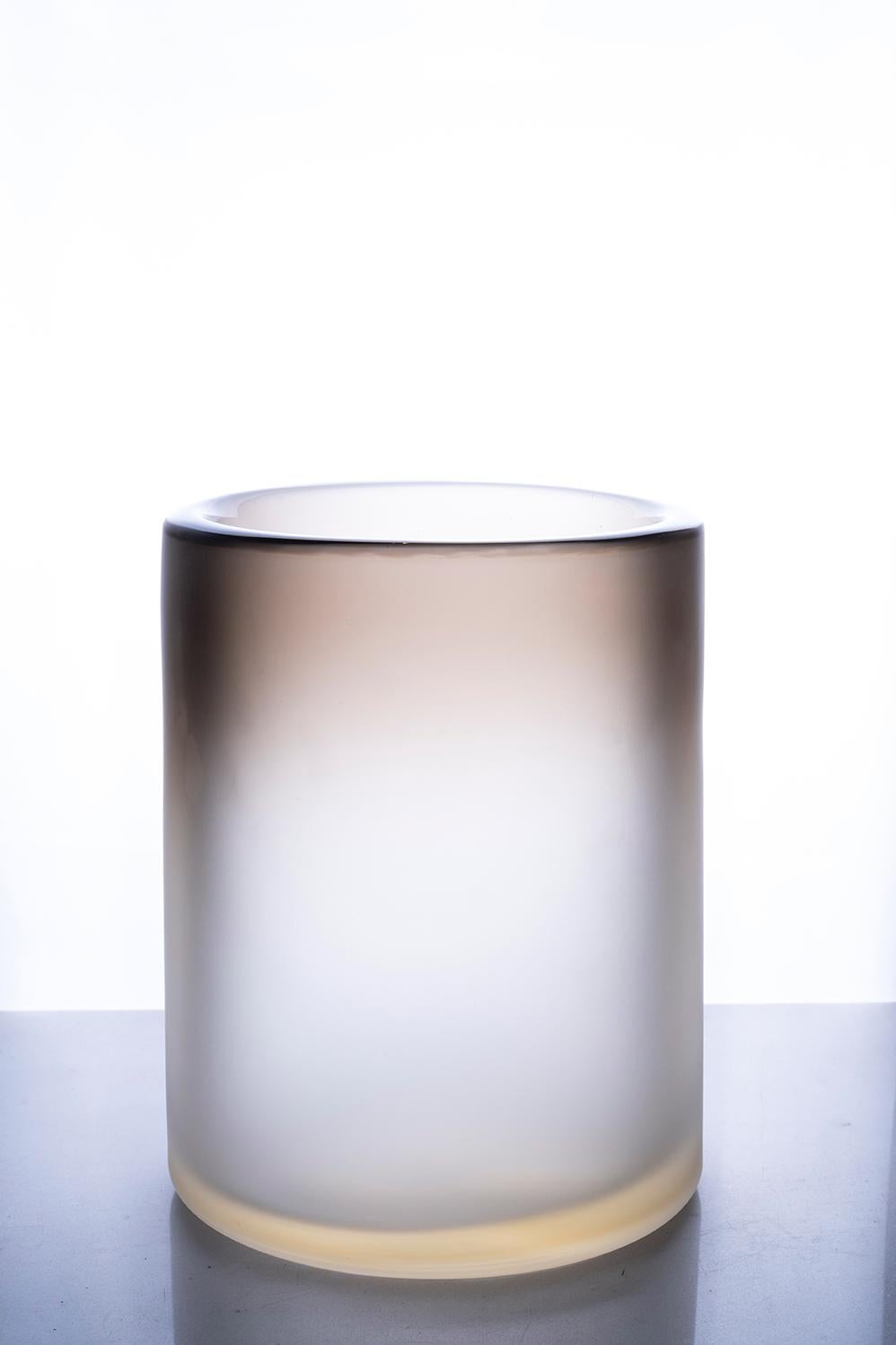 Kleine satinierte Vase Cilindro, Muranoglas, von Federico Peri, 21. Jahrhundert.
Cilindro ist eine Vase aus der Essentials-Kollektion, die von Federico Peri für Purho im Frühjahr 2021 entworfen wurde.
Cilindro wird aus einem ovalen und konischen