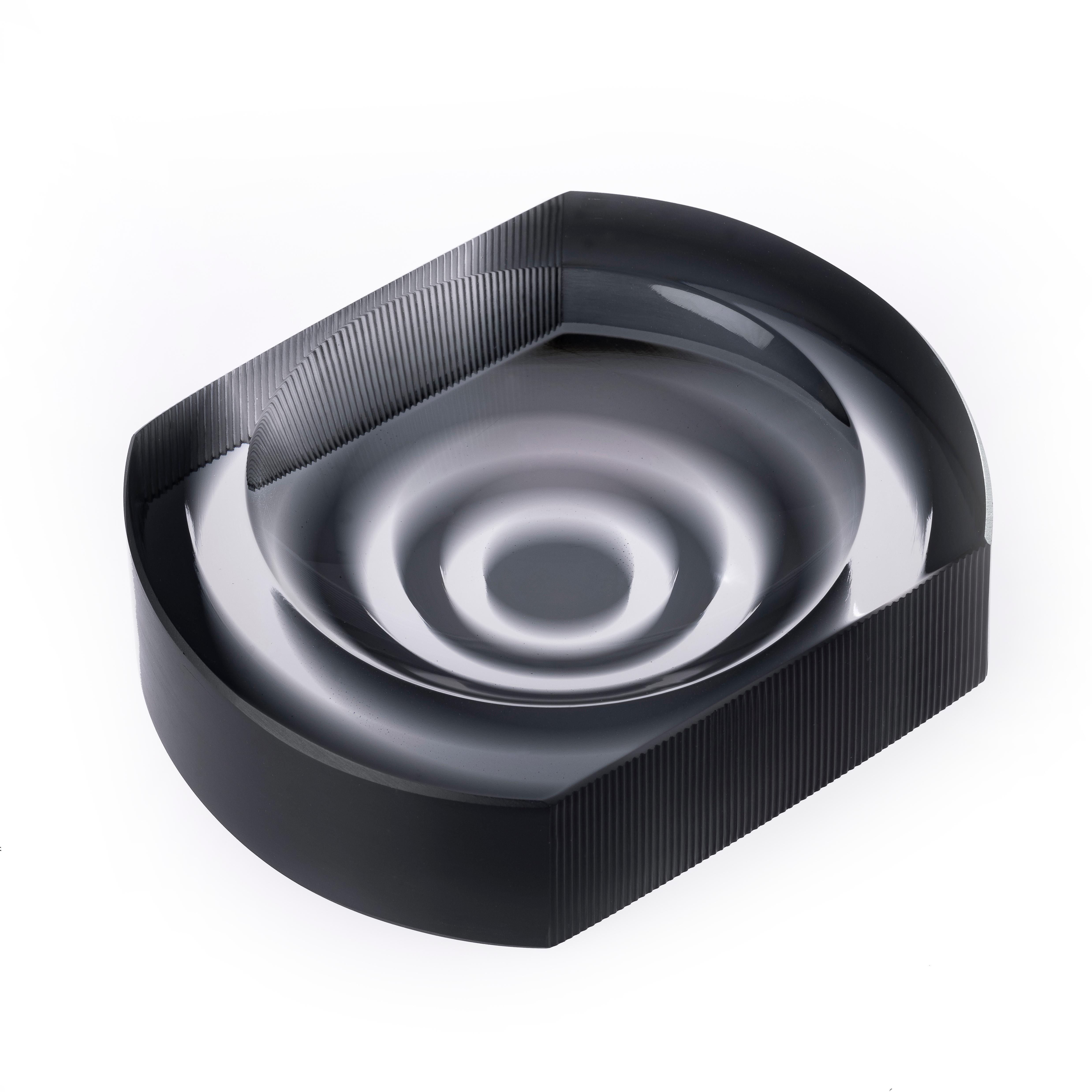 21st century Federico Peri IRIDE CUT ashtray Murano glass various colors.
Iride is a collection of ashtrays comprised of three different circular
models with engravings drawn from the collection of pots, plus one
— Iride Cut — with two flat sides