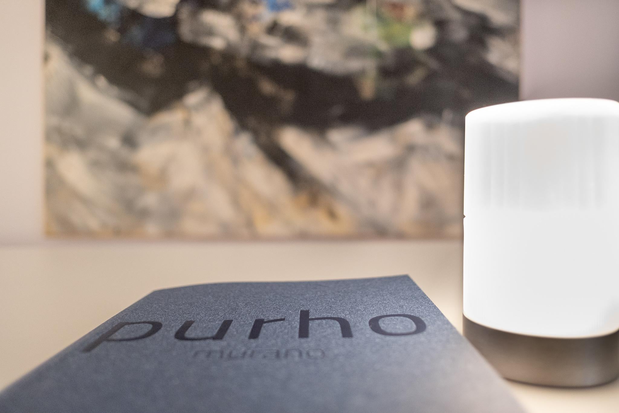 Conçue par Federico Peri pour Purho Murano, Haute soie est une lampe de table rechargeable aux dimensions sobres (diamètre 76 x hauteur 133 mm), entièrement réalisée en verre de Murano.
Faisant partie de la collection Incisioni composée de vases,