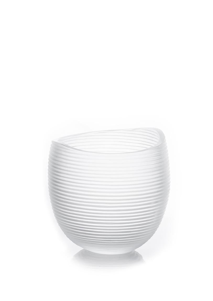 Linae large vase, Murano glass, designed by Federico Peri, 21st century.
The Linae vases — circular pots with a blunt rim are made in solid colour and thick blown Murano glass — are available in three different shapes and different finishes /