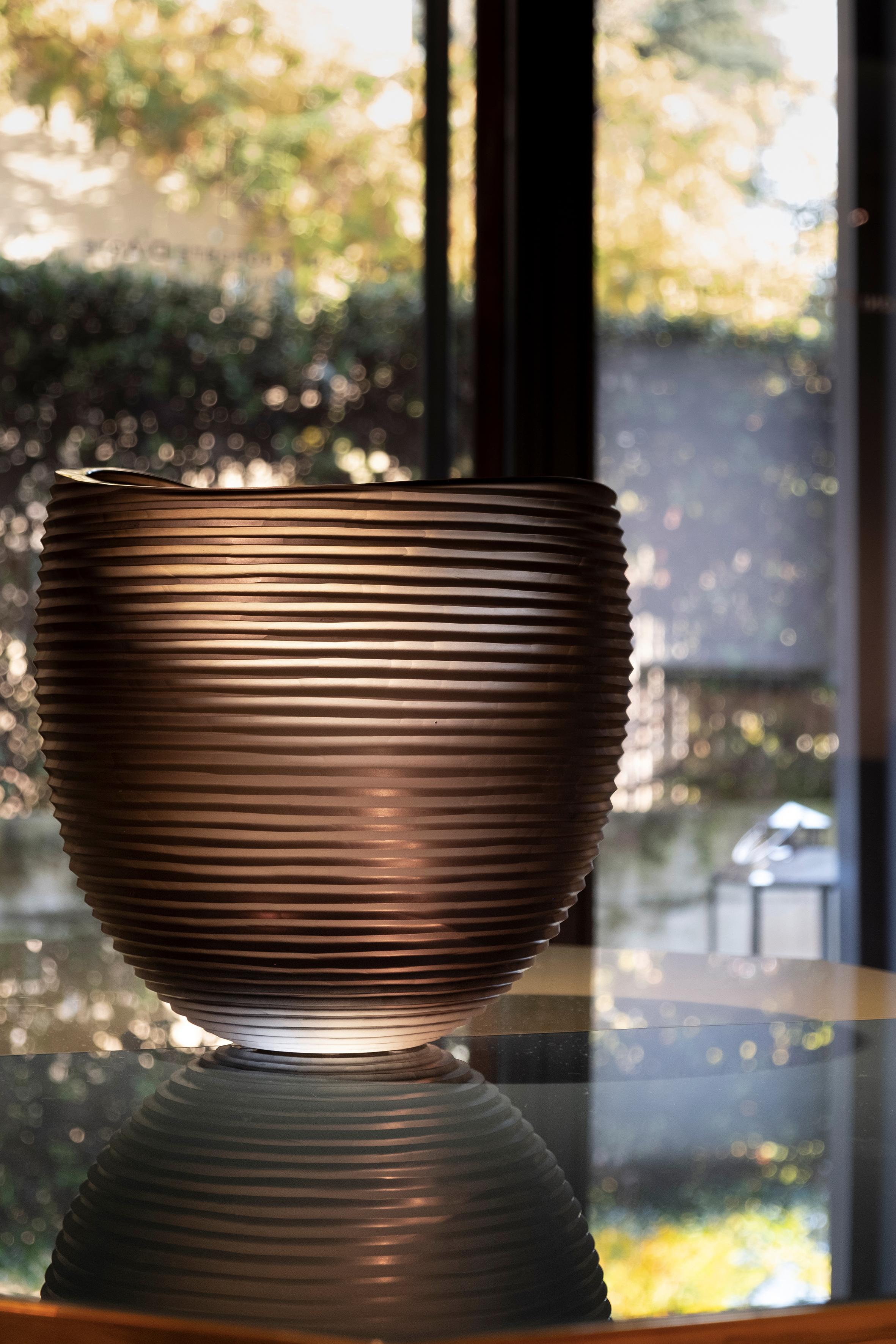 Linae large vase, Murano glass, by Federico Peri, 21st century.
The Linae vases — circular pots with a blunt rim are made in solid colour and thick blown Murano glass — are available in three different shapes and different finishes / incisions on