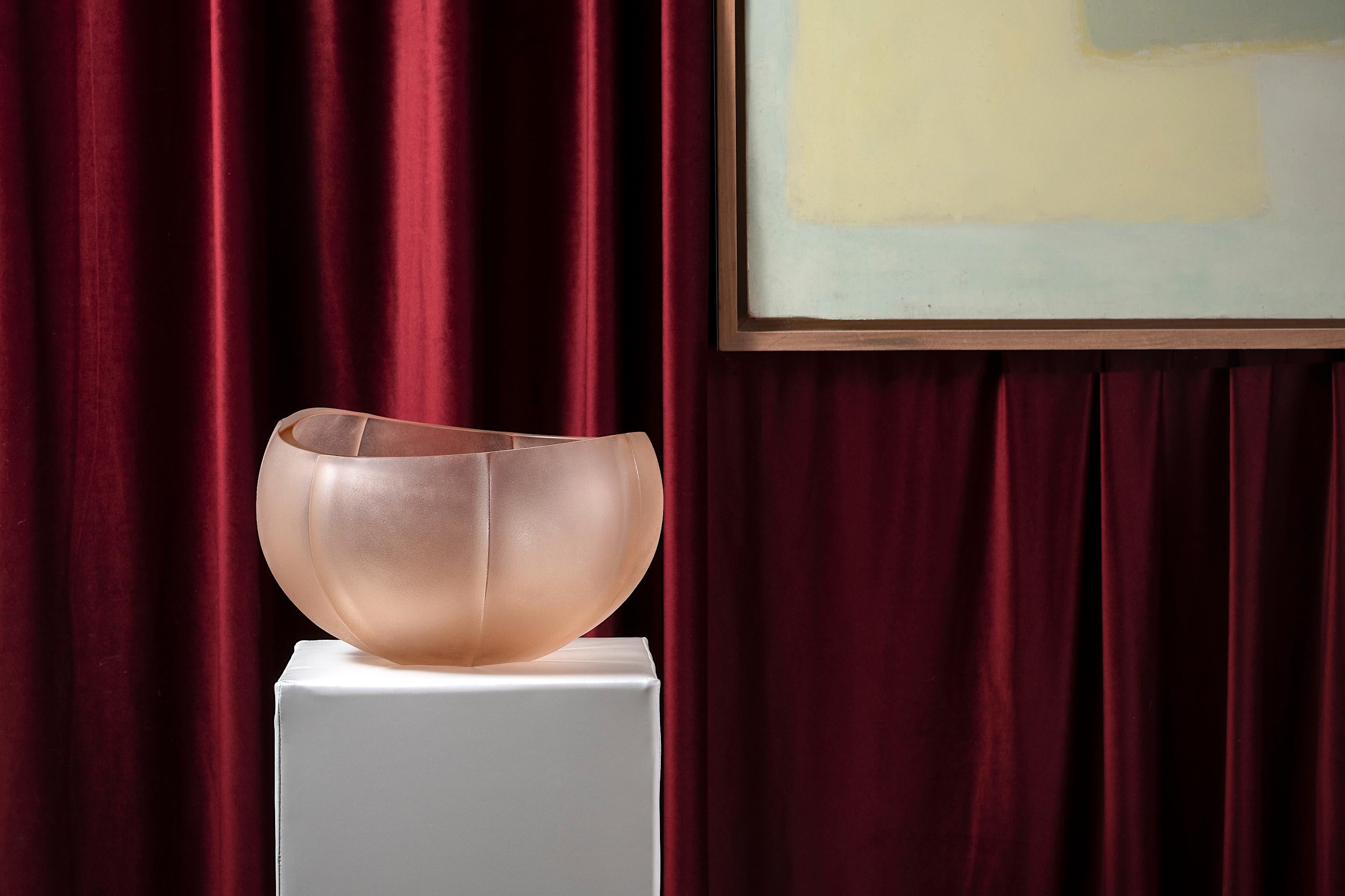 Linae medium vase, Murano glass, designed by Federico Peri, 21st century.
The Linae vase, circular pots with a blunt rim are made in solid color and thick blown Murano glass, are available in three different shapes and different finishes /