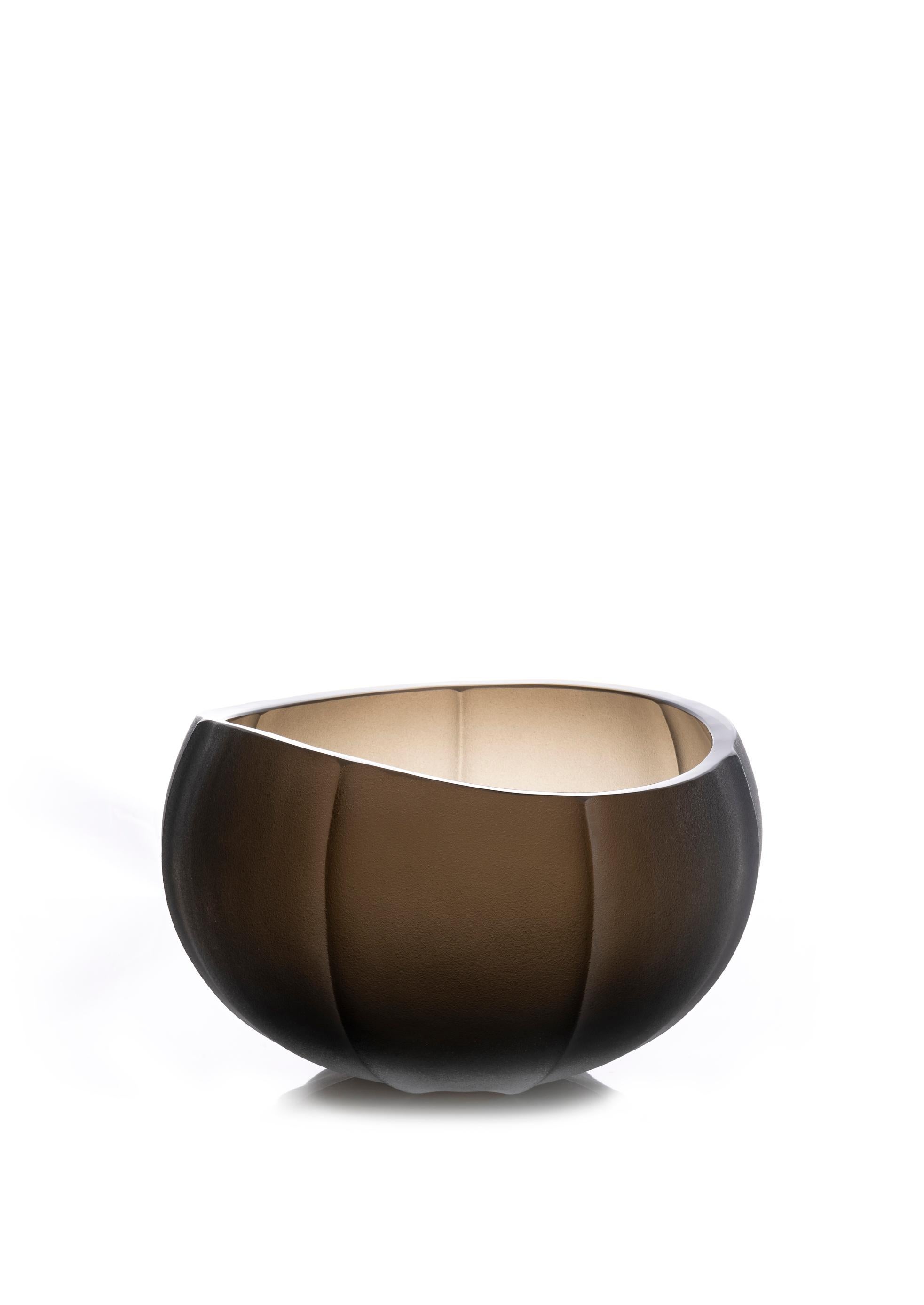 Linae medium vase, Murano glass, designed by Federico Peri, 21st century.
The Linae vase, circular pots with a blunt rim are made in solid color and thick blown Murano glass, are available in three different shapes and different finishes / incisions