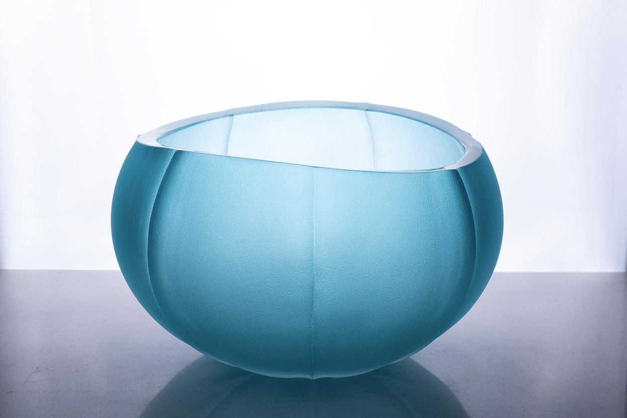 Linae medium vase, Murano glass, designed by Federico Peri, 21st century.
The Linae vase, circular pots with a blunt rim are made in solid color and thick blown Murano glass, are available in three different shapes and different finishes /