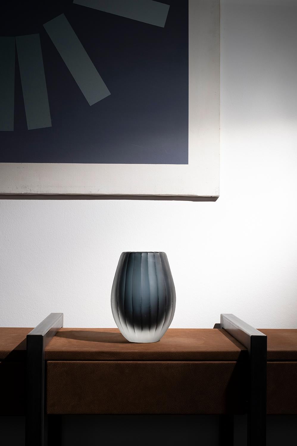 italien Mini vase Federico Peri Linae du 21ème siècle en verre de Murano de couleur bleu foncé  en vente