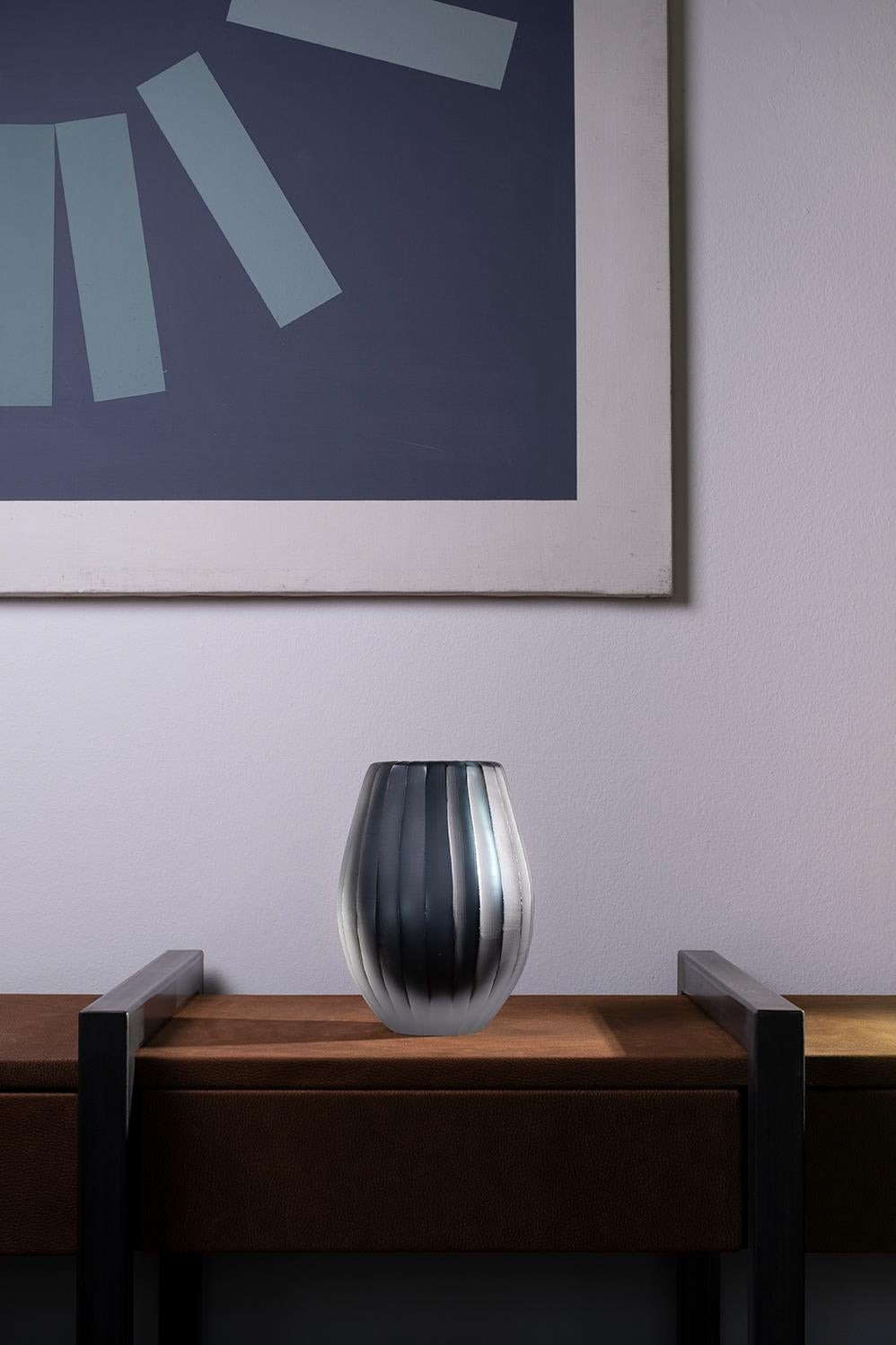 Fait main Mini vase Federico Peri Linae du 21ème siècle en verre de Murano de couleur bleu foncé  en vente